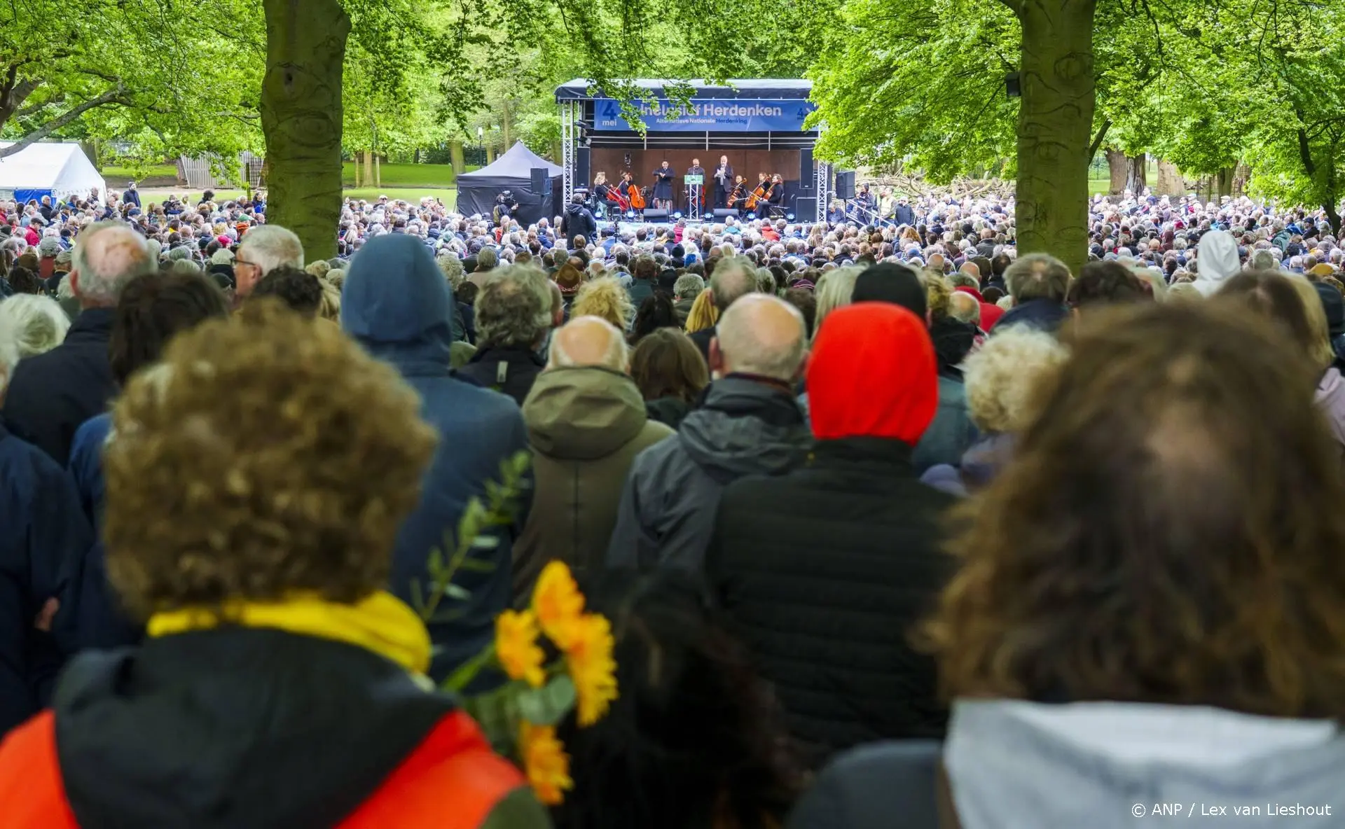 Honderden mensen bij alternatieve herdenking in Den Haag