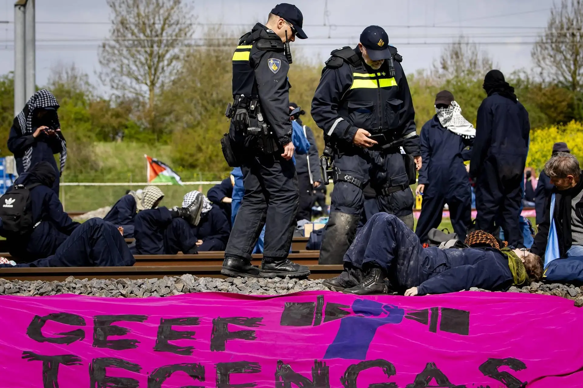 Demonstranten blokkeren spoorlijn haven Rotterdam opnieuw