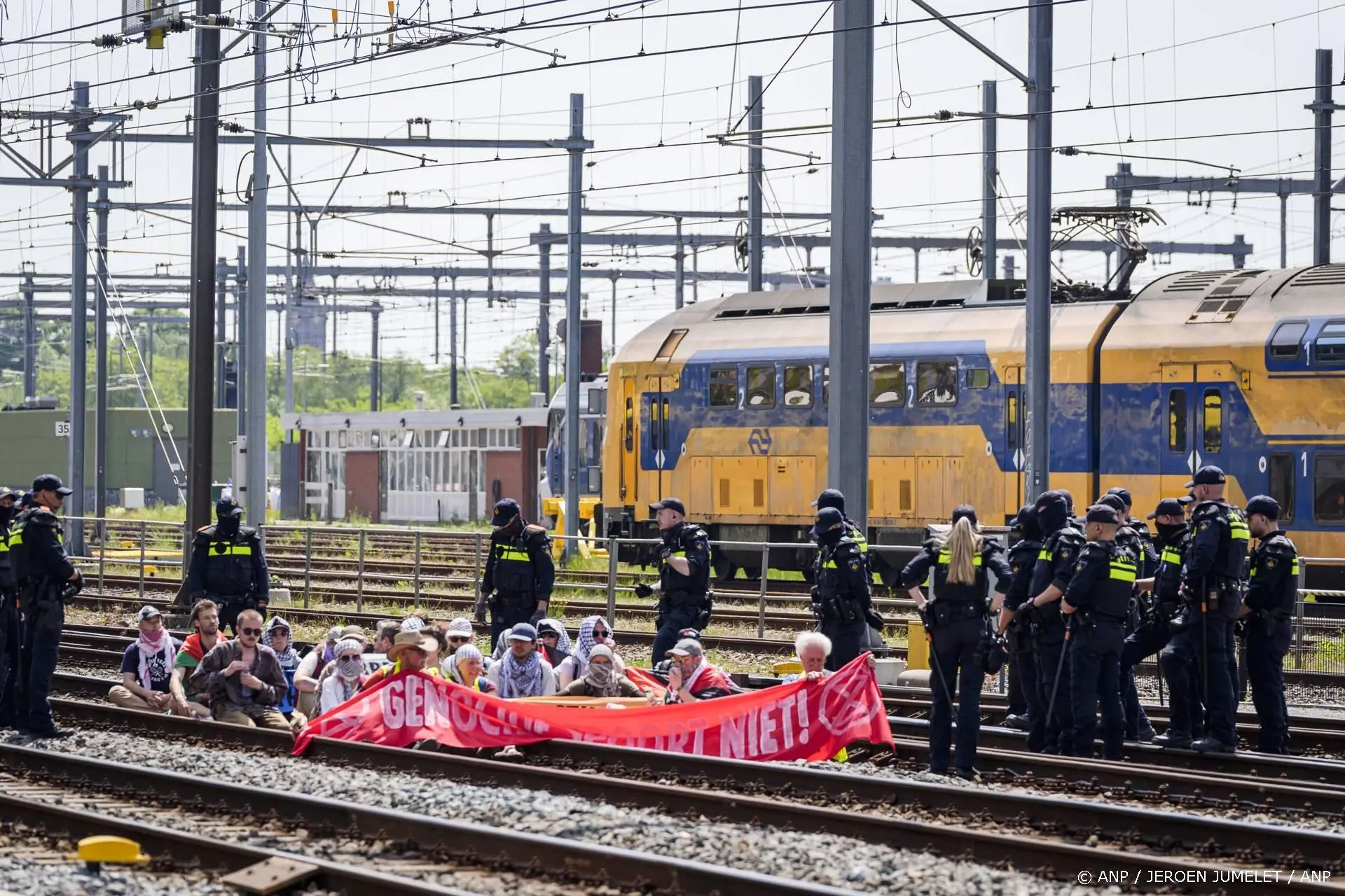 Politie haalt actievoerders XR van spoor bij Utrecht Centraal 