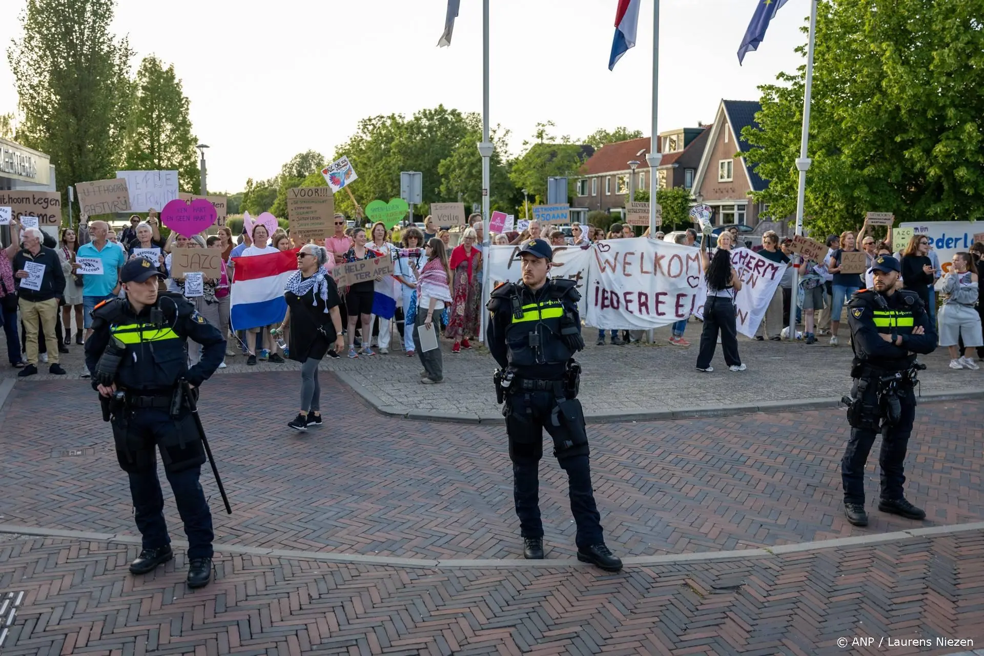 Belaagde voorstanders azc verlaten protest Uithoorn