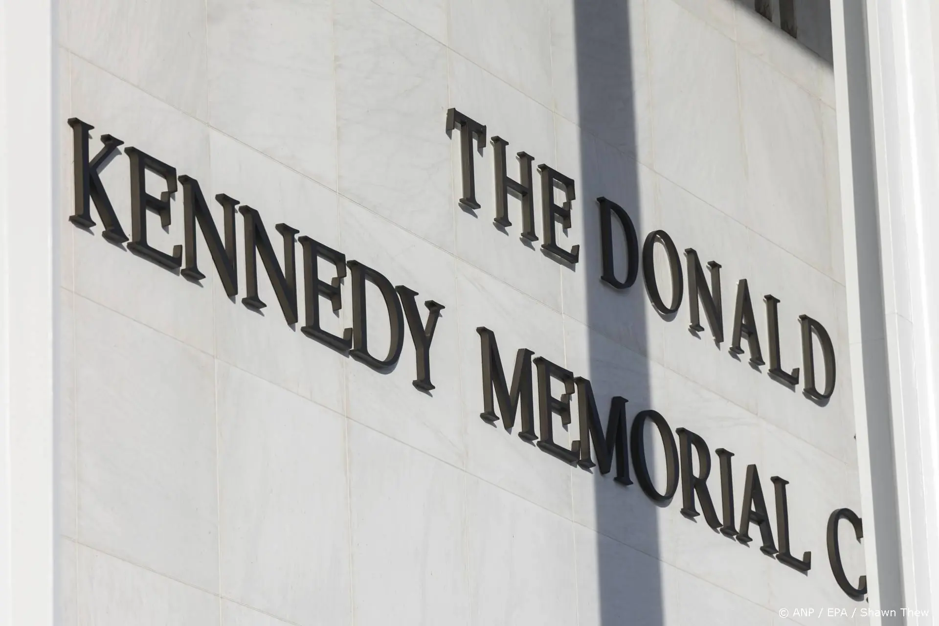 Rechter beveelt verwijdering naam Trump van Kennedy Center