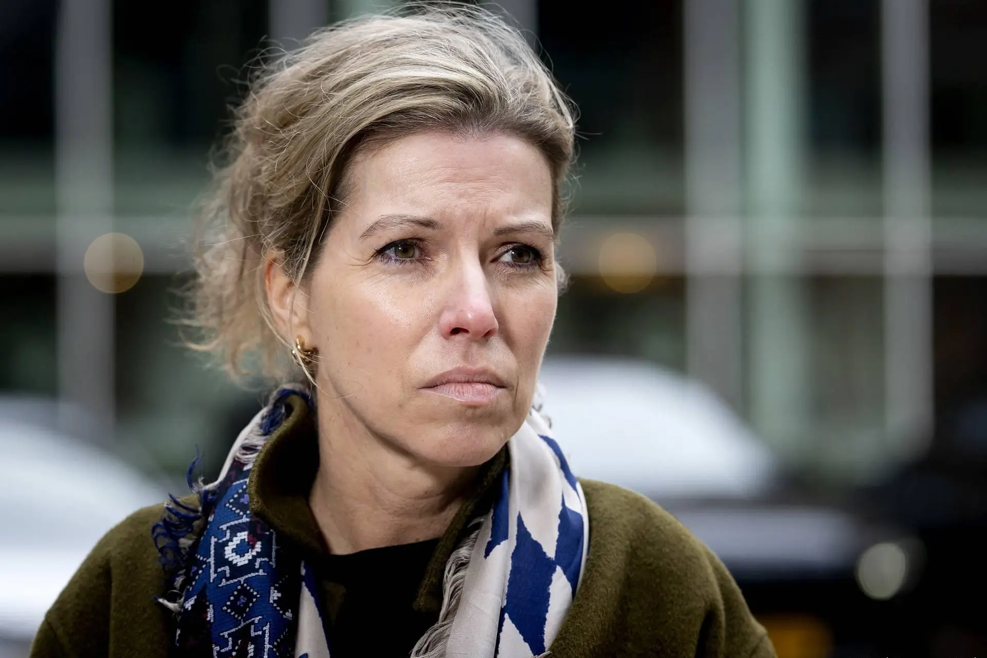 Van Bruggen onwel door hitte bij herdenking geweldslachtoffers