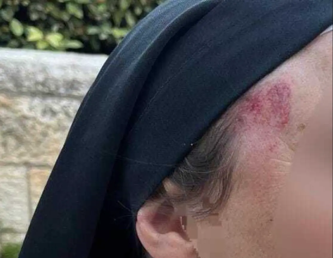 Schokkende beelden uit Jeruzalem: Weerloze katholieke non bruut mishandeld door extremistische lafaard op straat