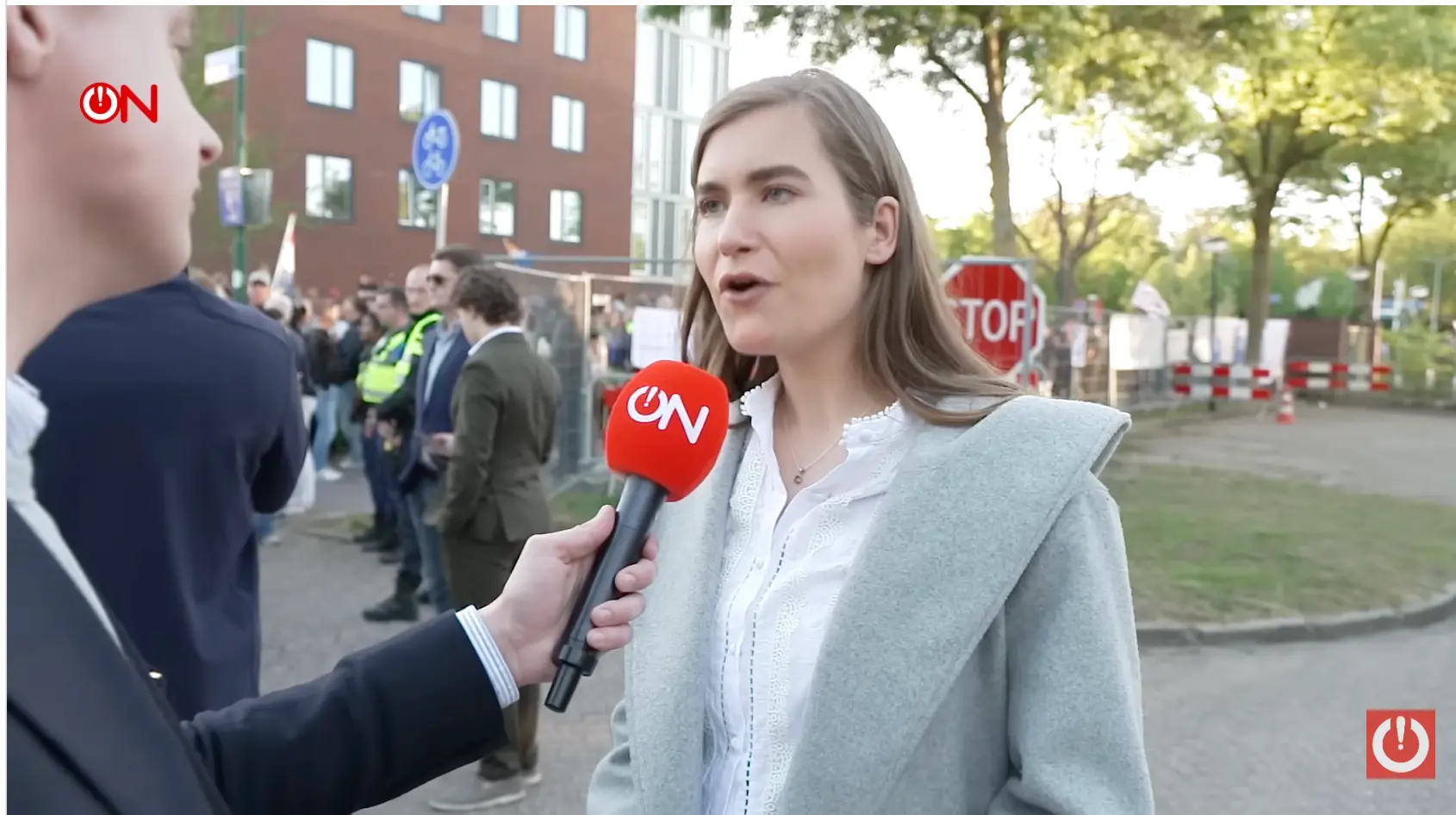 Geweldige actie: Lidewij de Vos (FVD) steekt protesterende inwoners Loosdrecht hart onder de riem