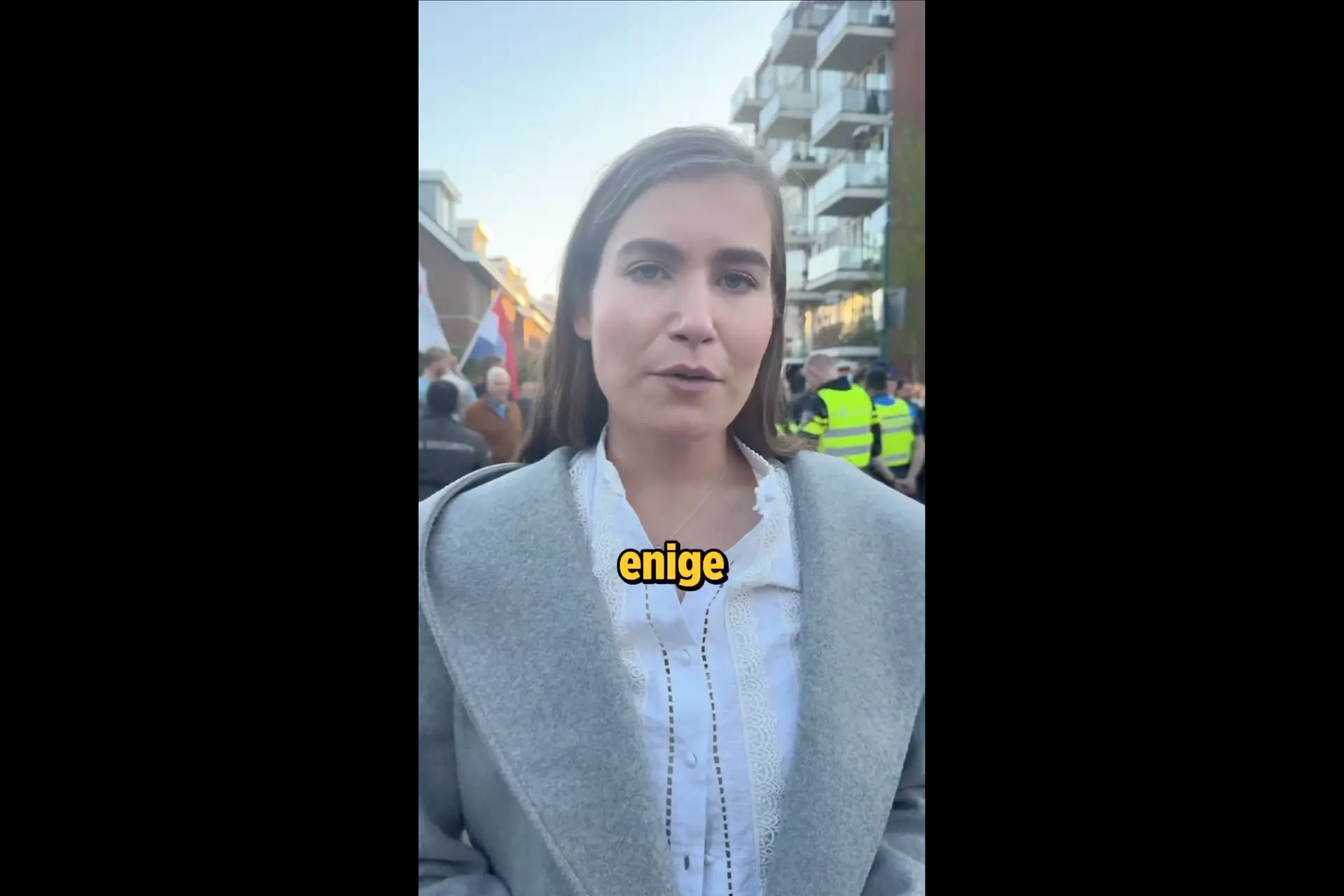 Kijk! Lidewij de Vos (FVD) eist directe asielstop bij protest honderden burgers