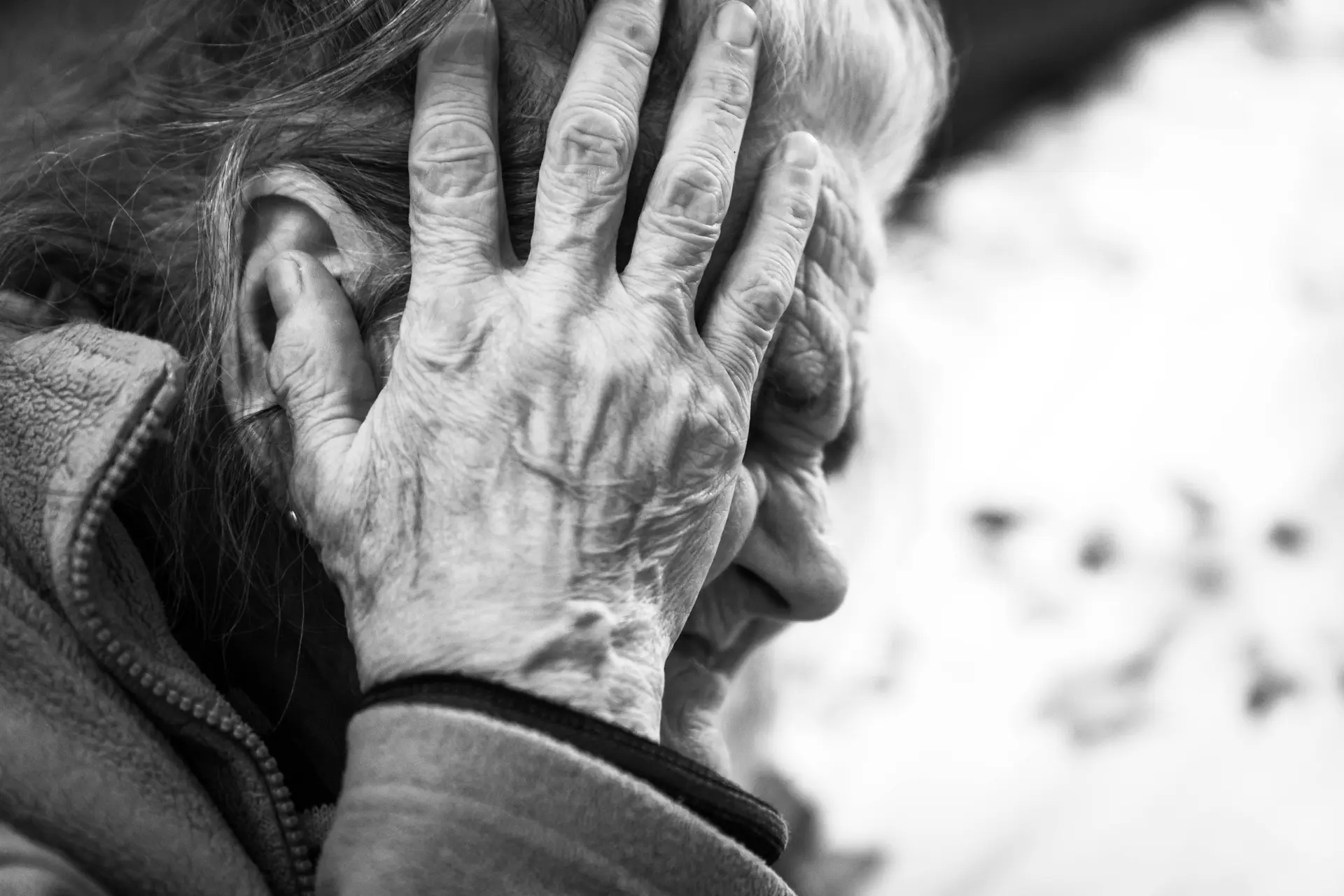 Ouderen zijn vogelvrij: Kille belastingtruc kost kwetsbare bejaarde bijna 5000 euro, waakhond kijkt weg!