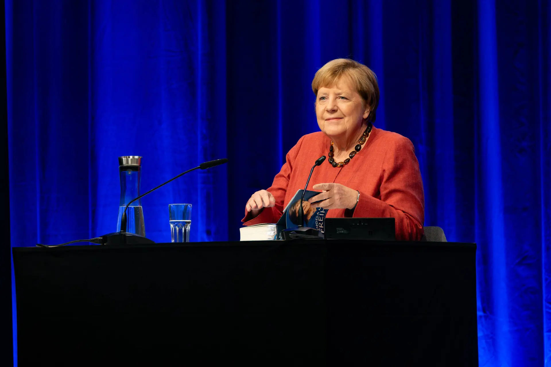 Wanstaltige zelfpijperij in Straatsburg: EU deelt eigen 'lintjes' uit aan asiel-architect Angela Merkel en moraalridder Bono!