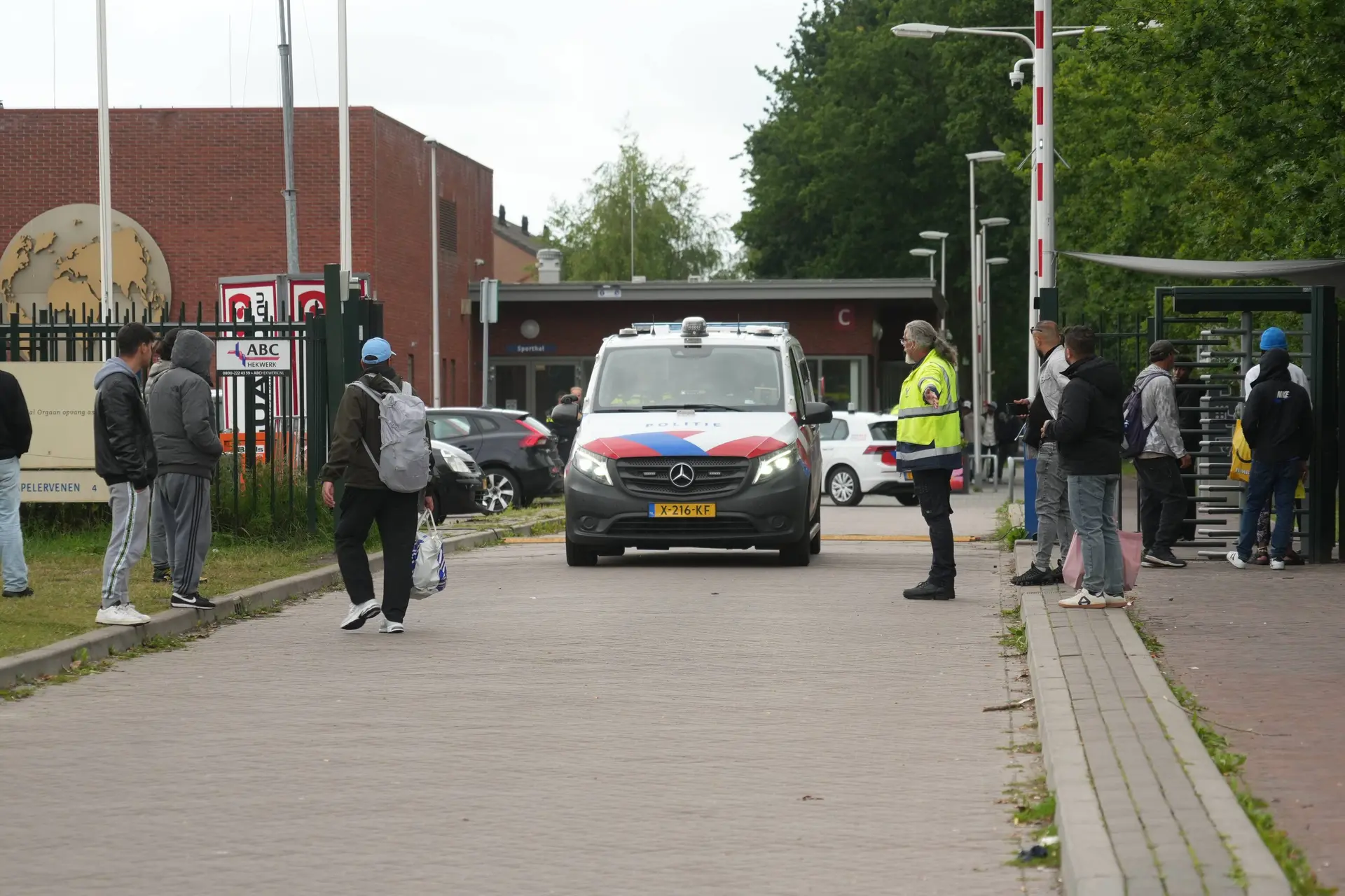 Ter Apel ontploft: Politie en Marechaussee moeten met machtsvertoon massale vechtpartij asielzoekers sussen