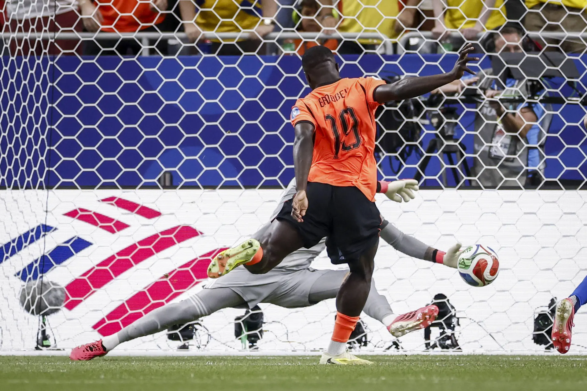 Oranje-feest in Houston: Buitenlandse media lyrisch na historische 5-1 vernedering van Zweden
