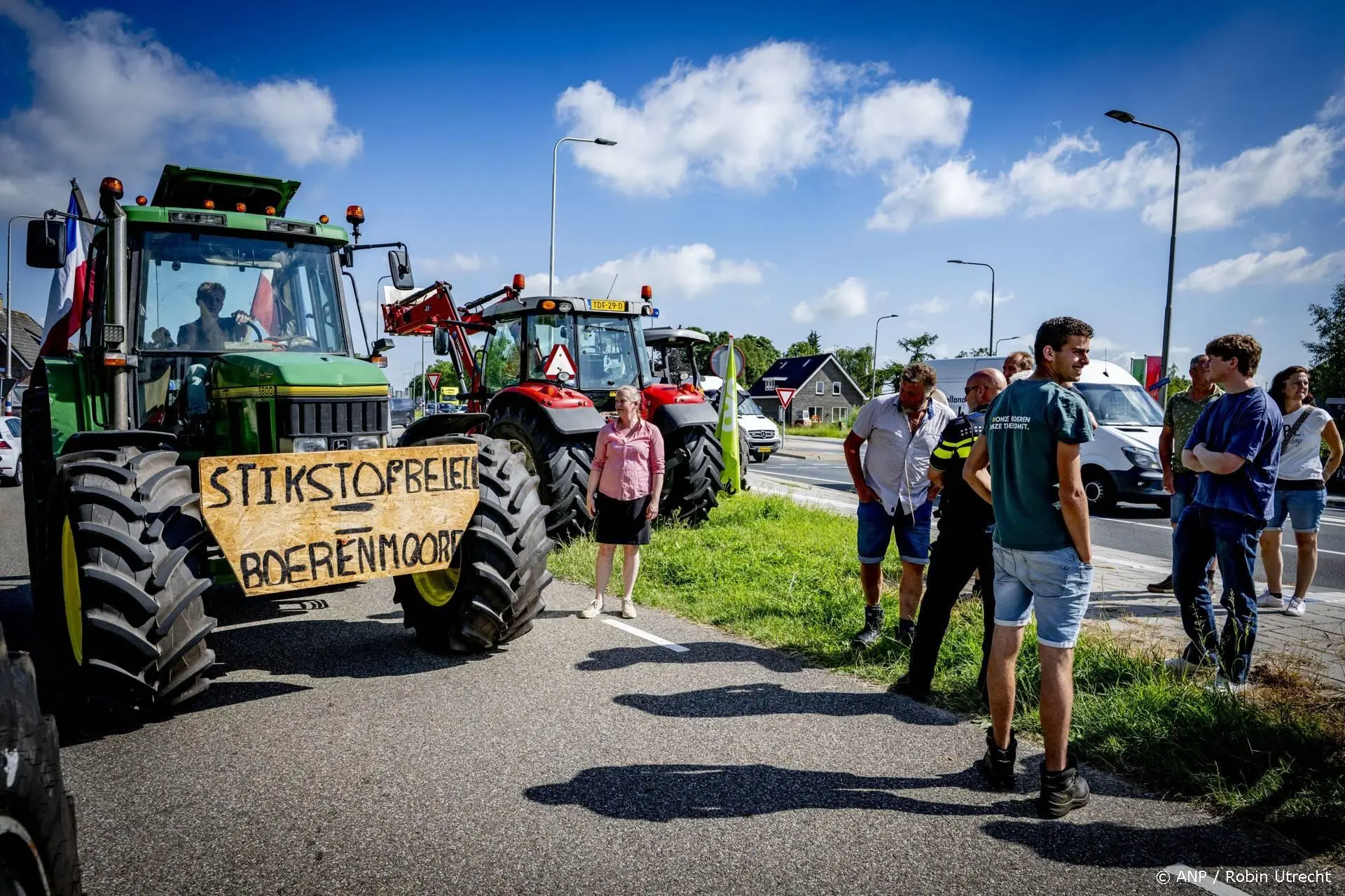 Stoet tractoren onder politiebegeleiding onderweg naar Den Haag
