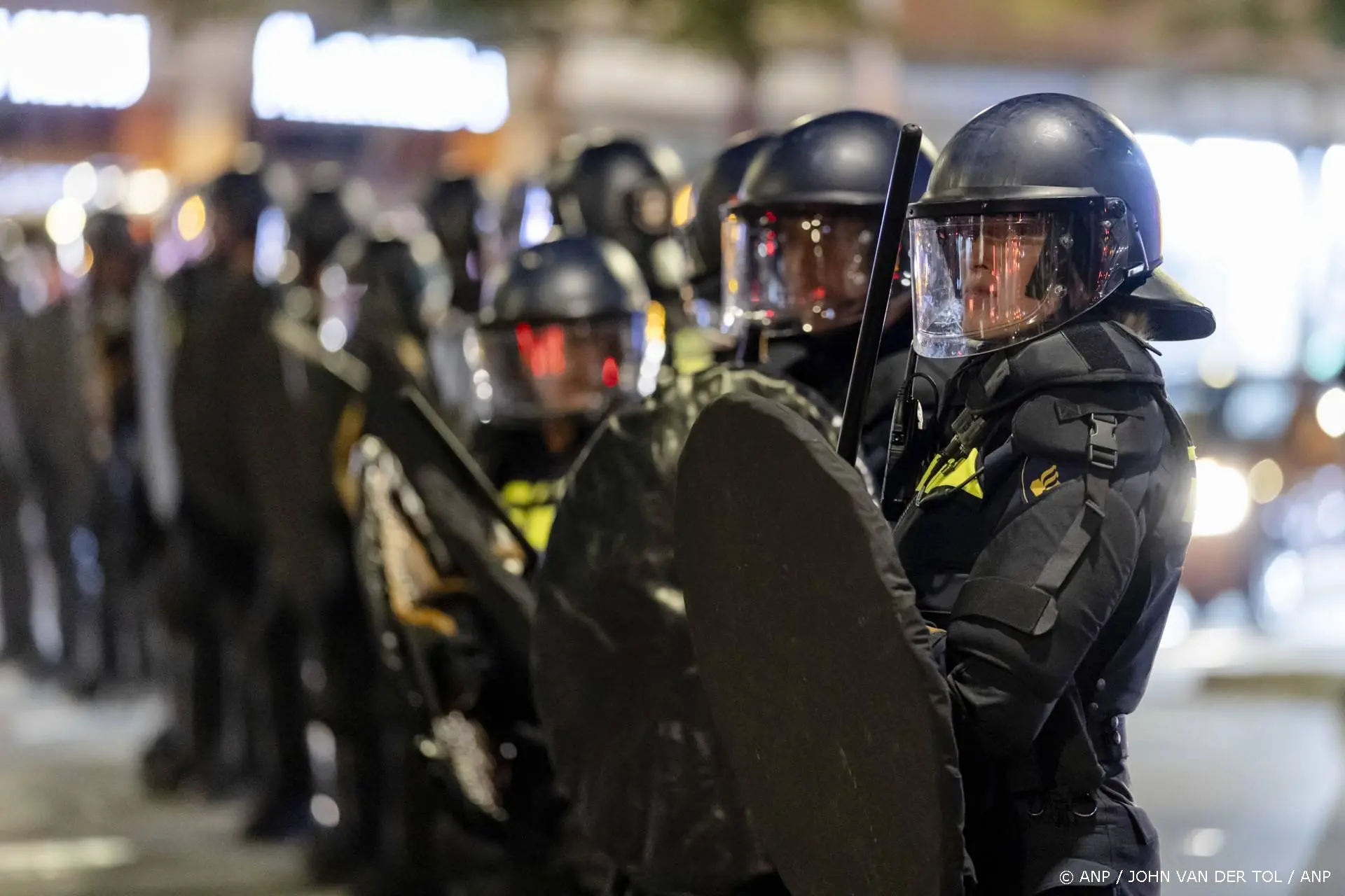ME werkt onrustige menigte de Haagse Schilderswijk uit
