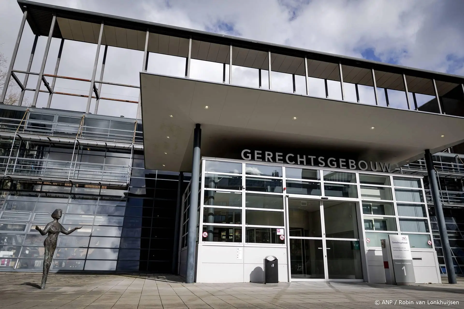Dolle Mina's protesteren tegen vrijspraak in verkrachtingszaak