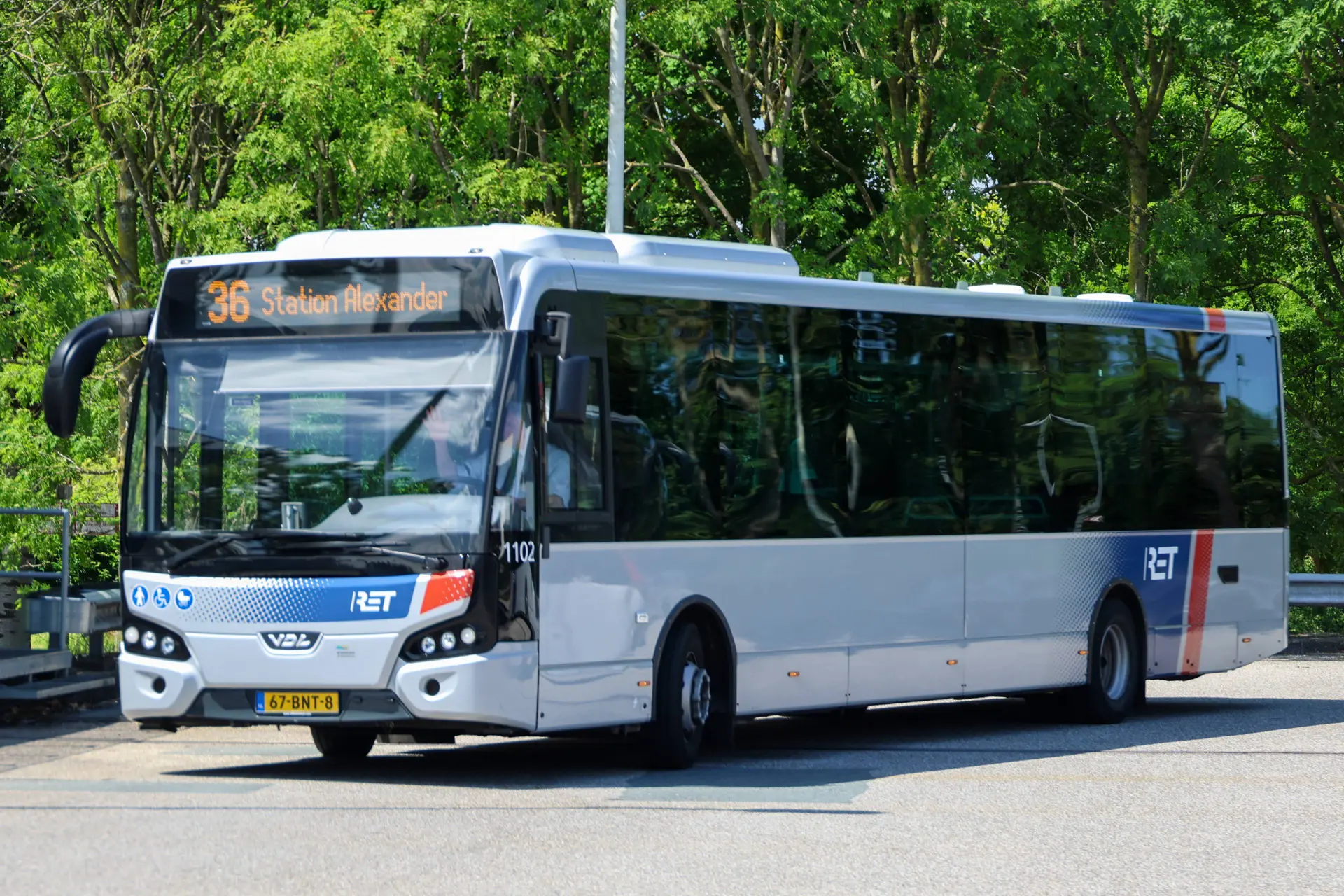 Wild-westtaferelen in Rotterdam: Kogel doorboort ruit van rijdende stadsbus vol passagiers