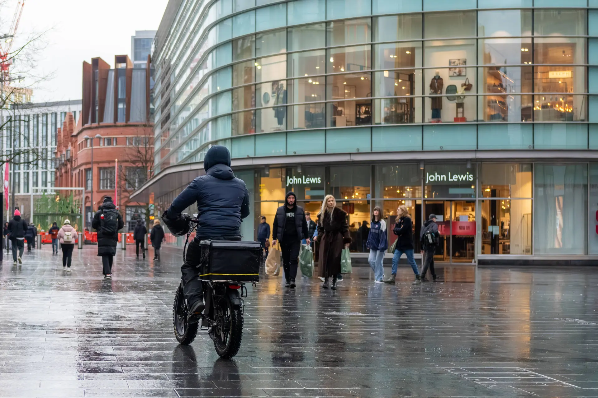 Shocking kopschopgeweld in Amersfoort: Pride-bezoeker bloedig van fiets getrokken door fatbike-tuig
