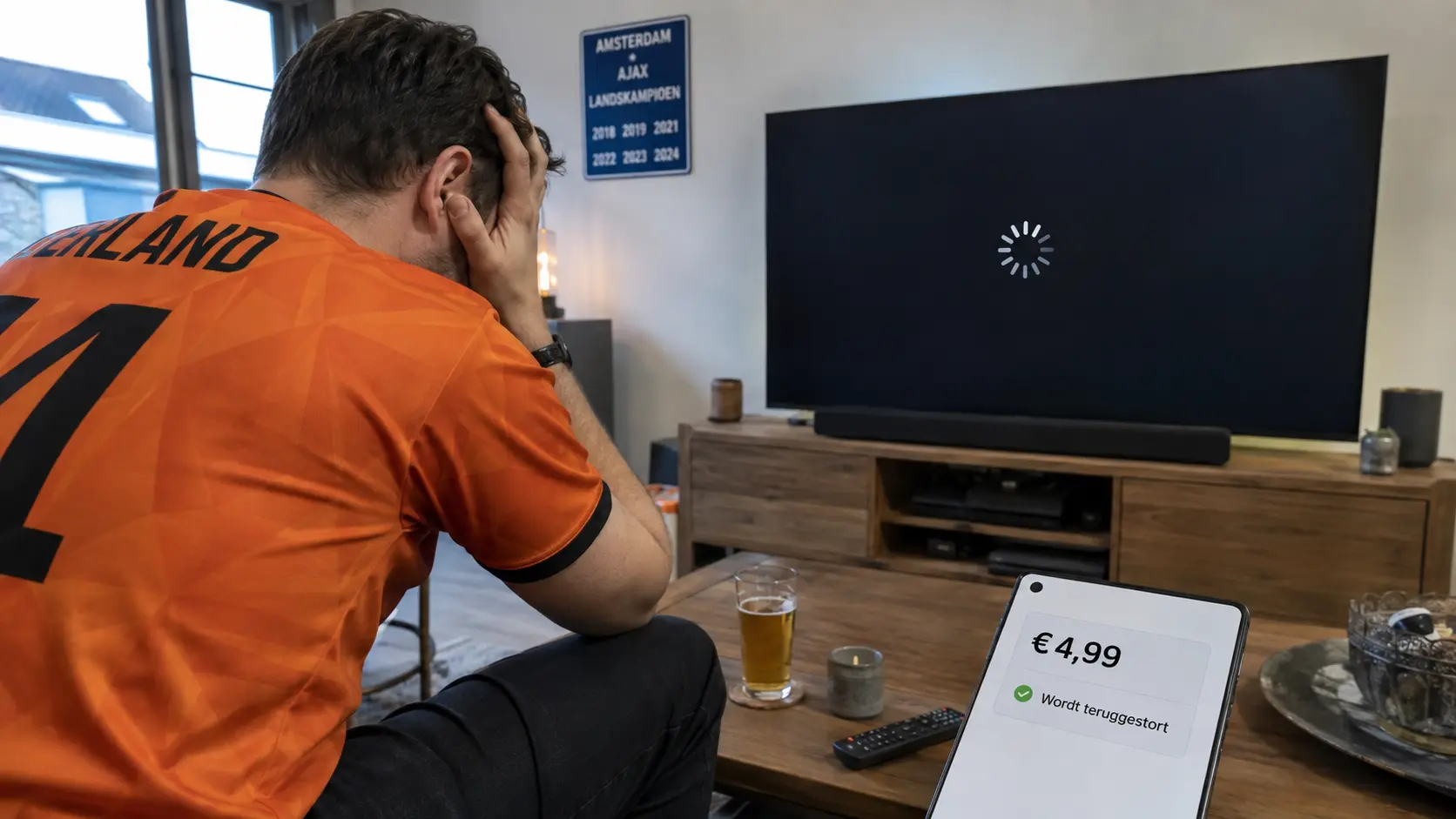 Een Ajax-supporter kijkt naar een vastgelopen KIJK-livestream en krijgt het betaalde bedrag van €4,99 terug