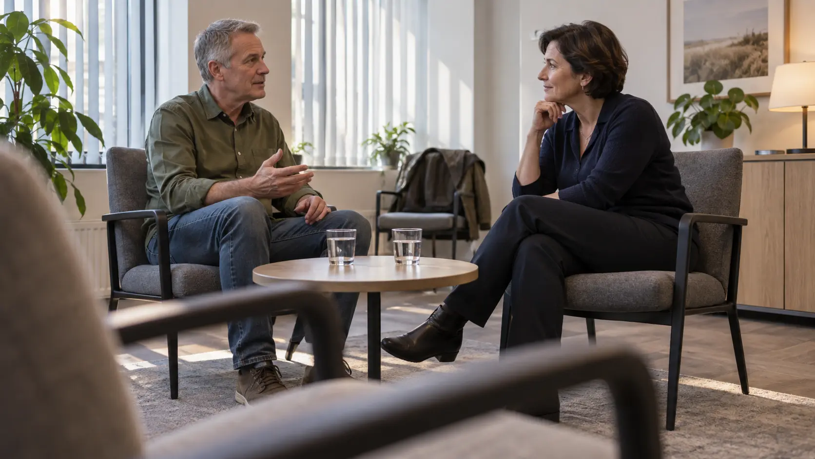 Werknemer bespreekt zijn situatie met een bedrijfsarts.