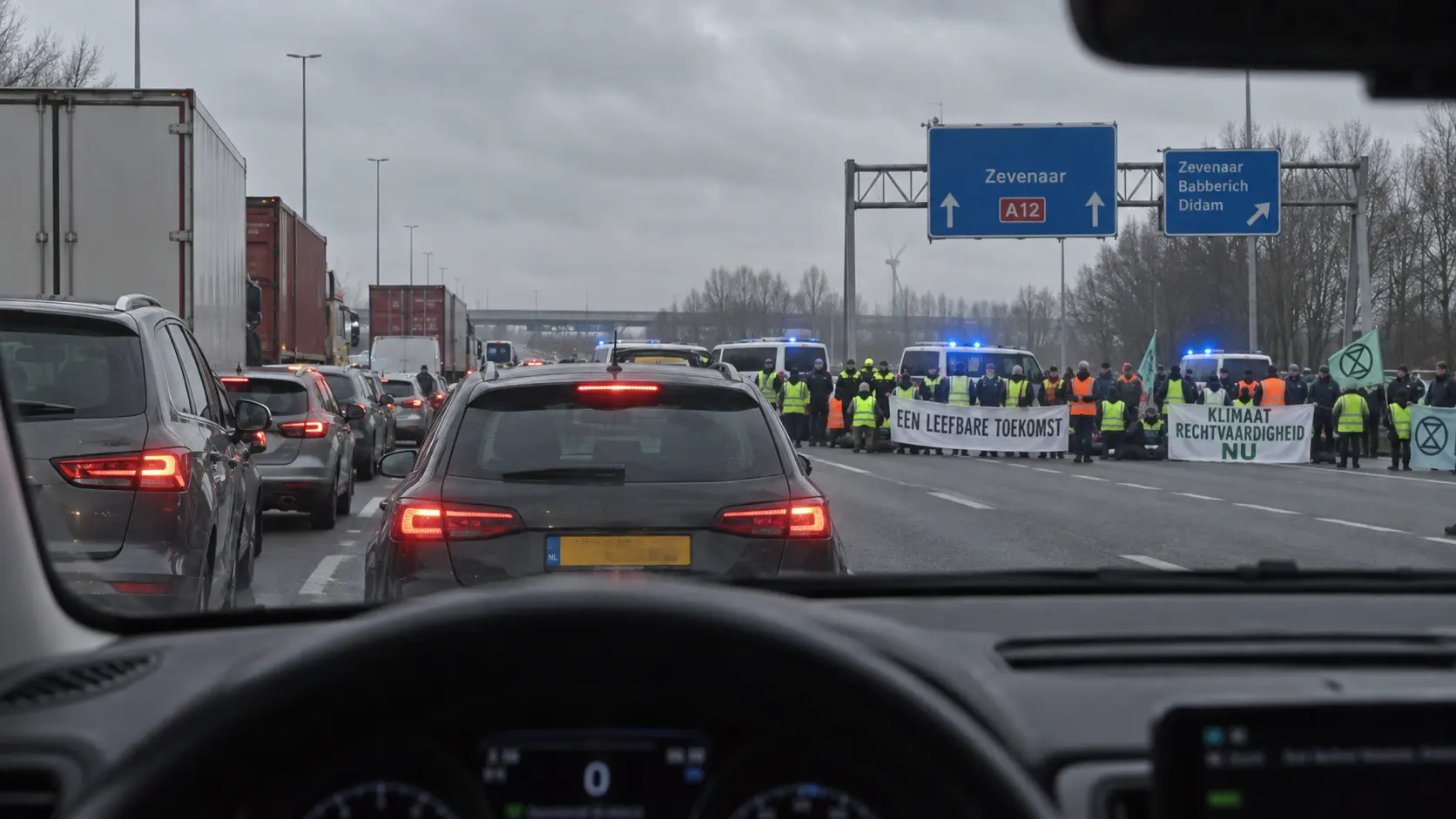 File op de A12 door een snelwegblokkade van Extinction Rebellion bij Zevenaar.