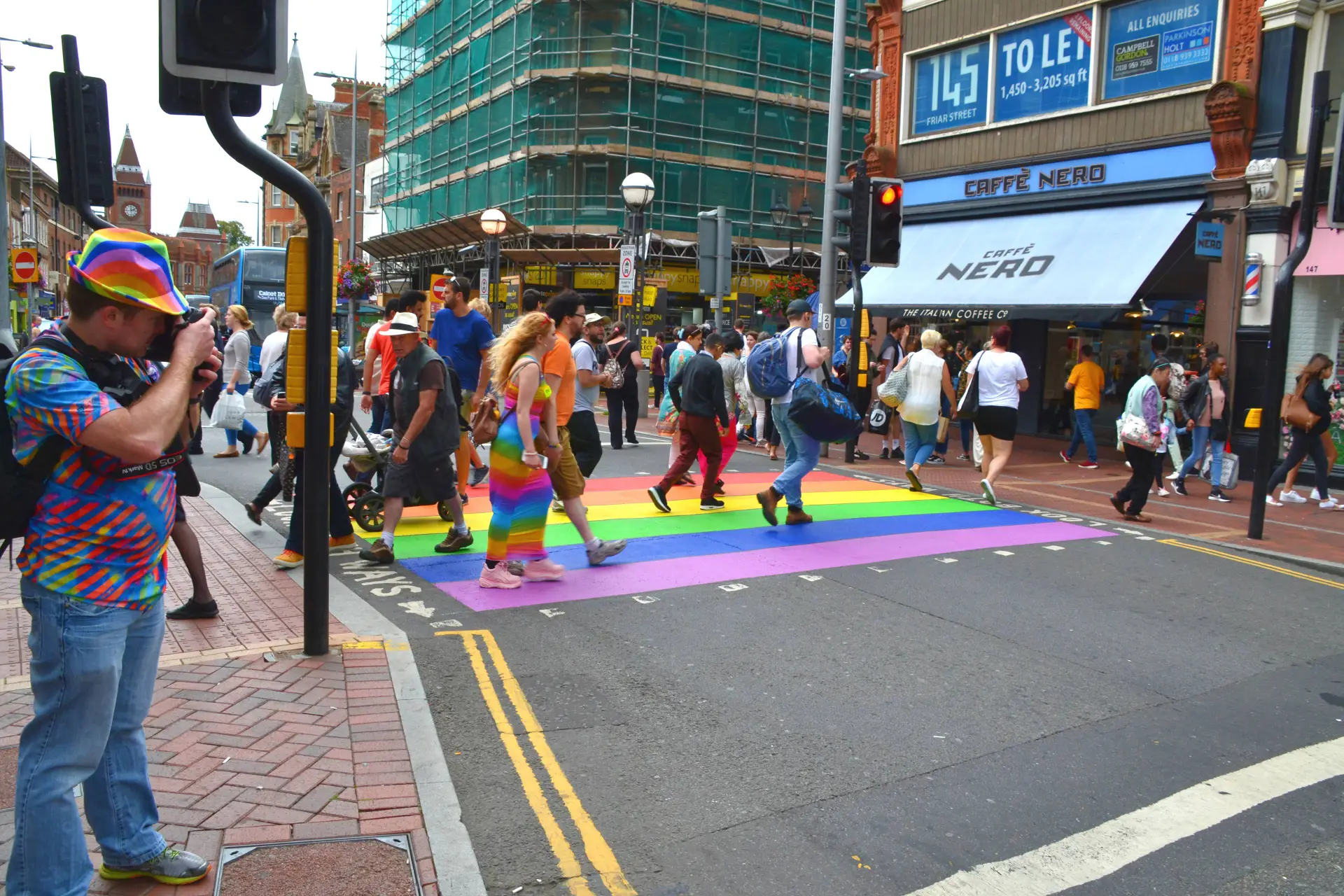 Regenboogzebrapad met voetgangers, over het plan van staatssecretaris Tielen voor twintig extra Regenboogsteden