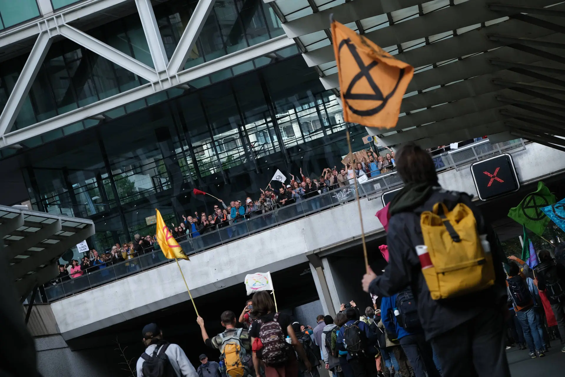 Demonstranten bij een actie van Extinction Rebellion, over het VVD-voorstel om gezichtsbedekking bij demonstraties te verbieden