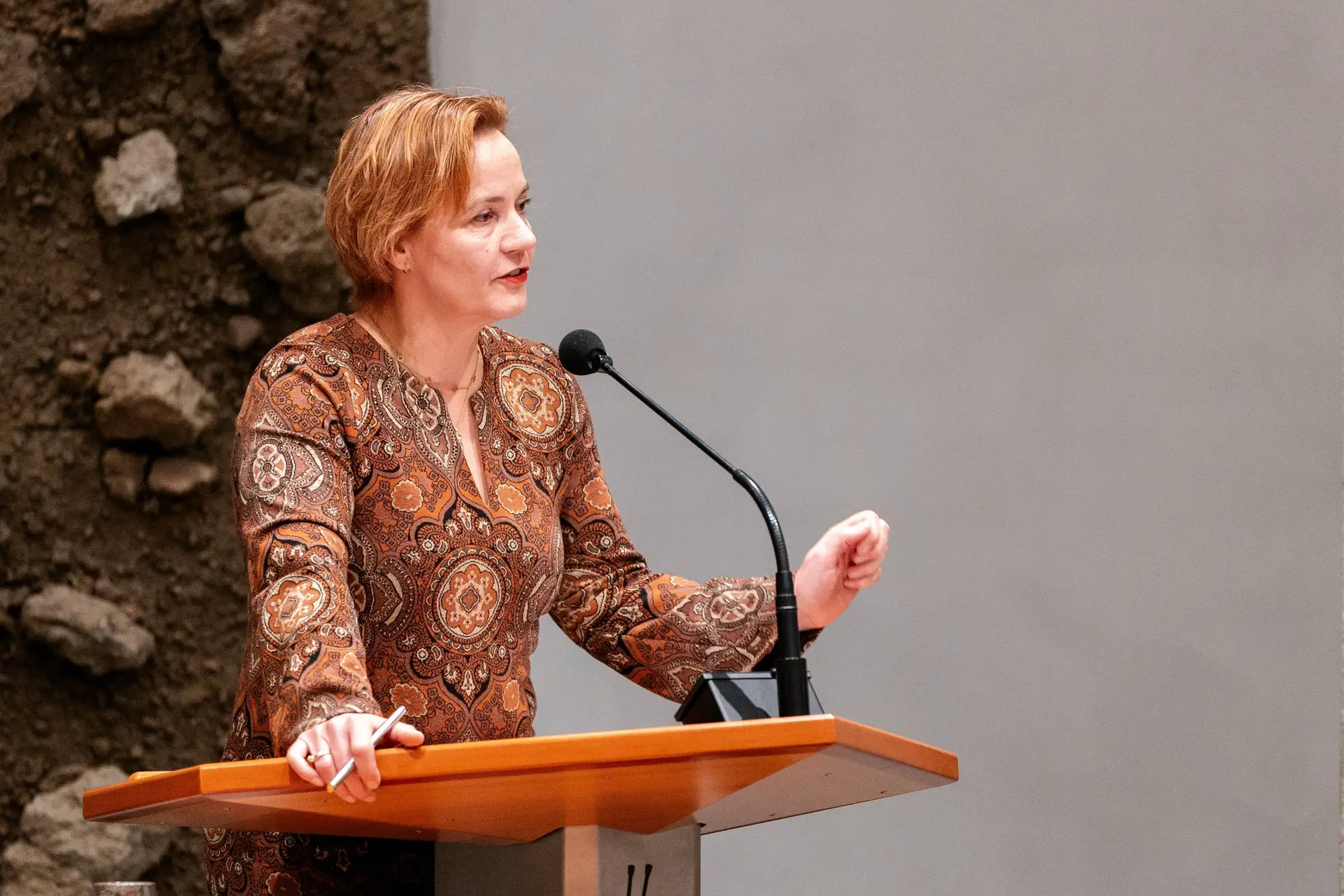 Staatssecretaris Judith Tielen in de Tweede Kamer, met een serieuze blik