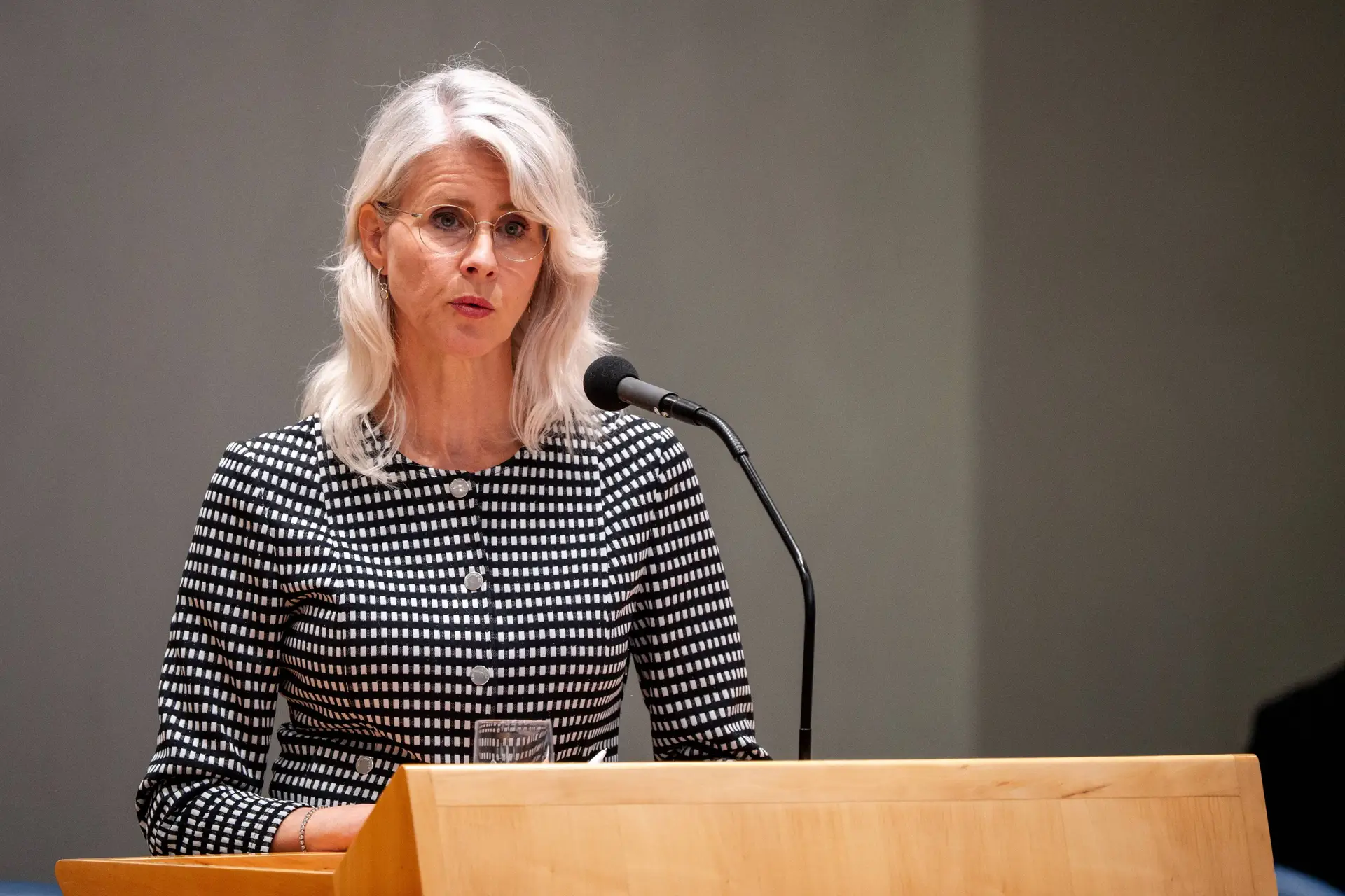 Mona Keijzer in een televisiestudio, met een serieuze blik