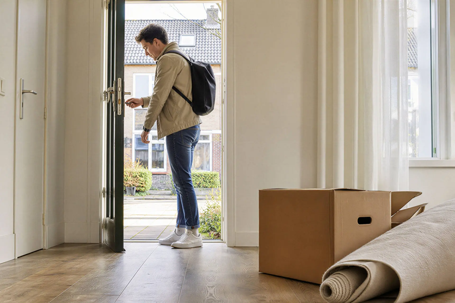 Illustratie van een koper met de sleutel van een eerste woning.
