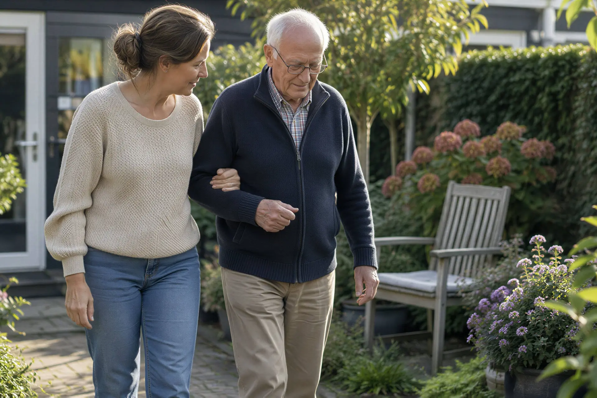 Dochter ondersteunt haar vader tijdens een wandeling door de tuin.