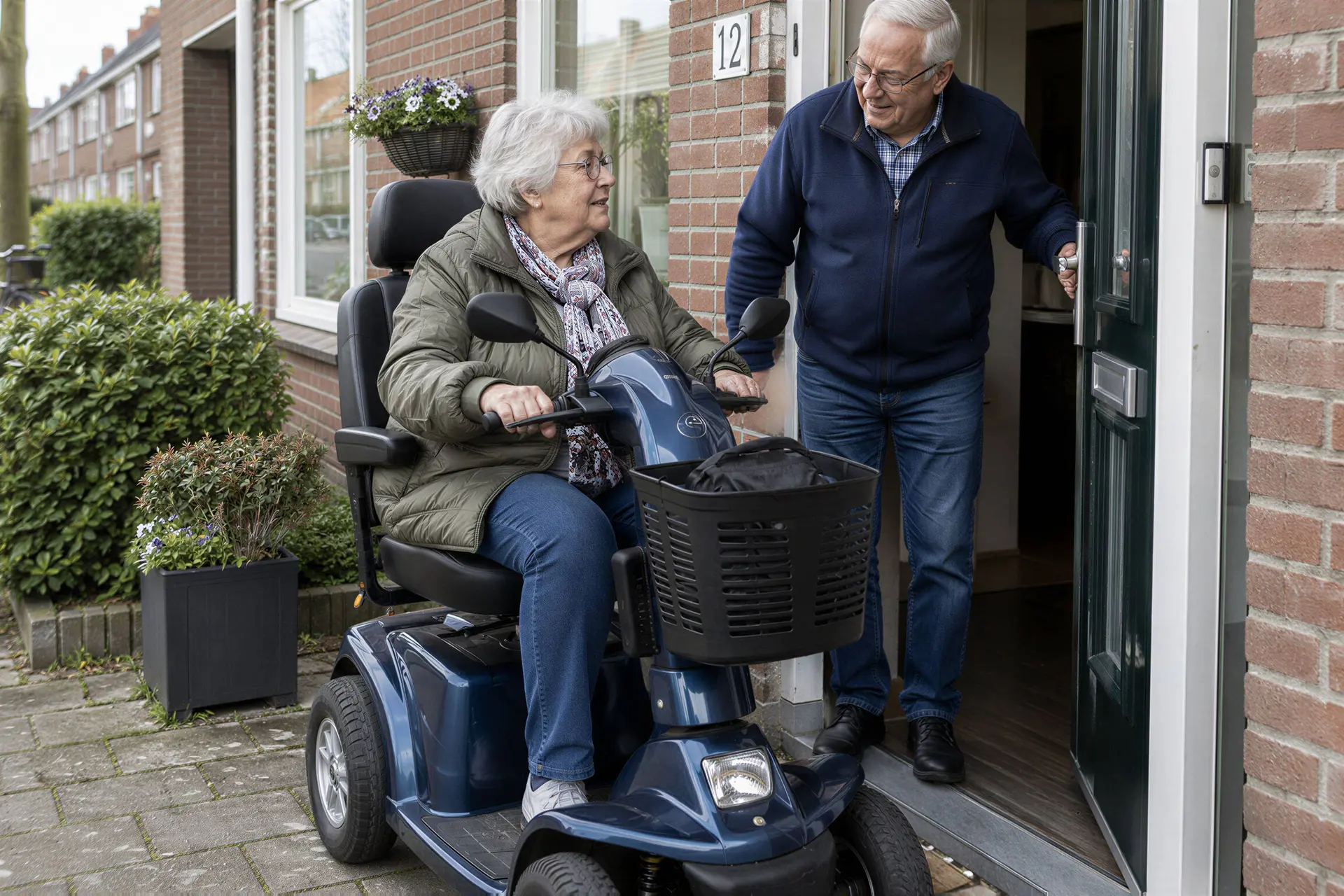 Vrouw met een scootmobiel bij haar woning, samen met haar partner.