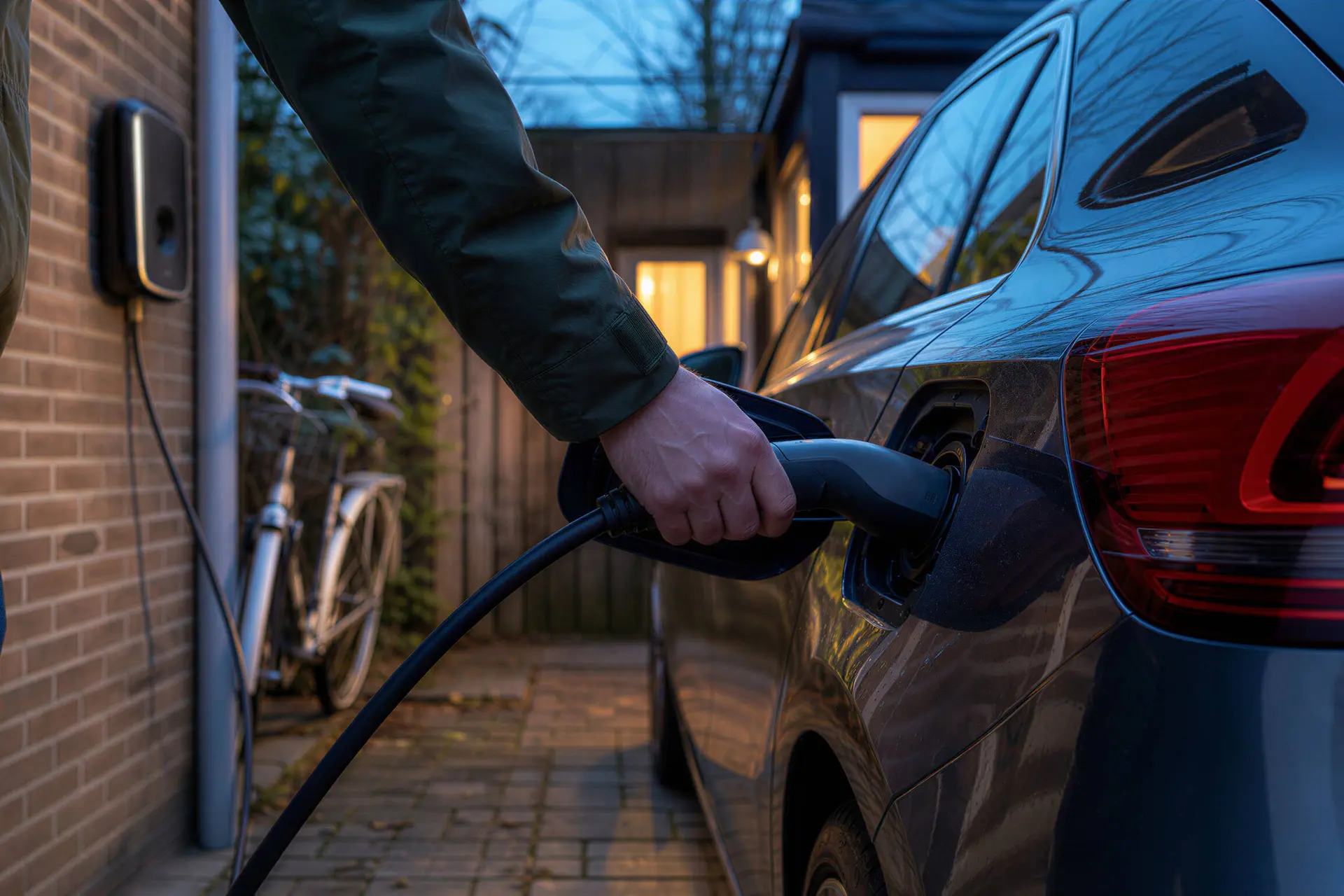 Illustratie van een elektrische auto die op een oprit thuis wordt opgeladen.