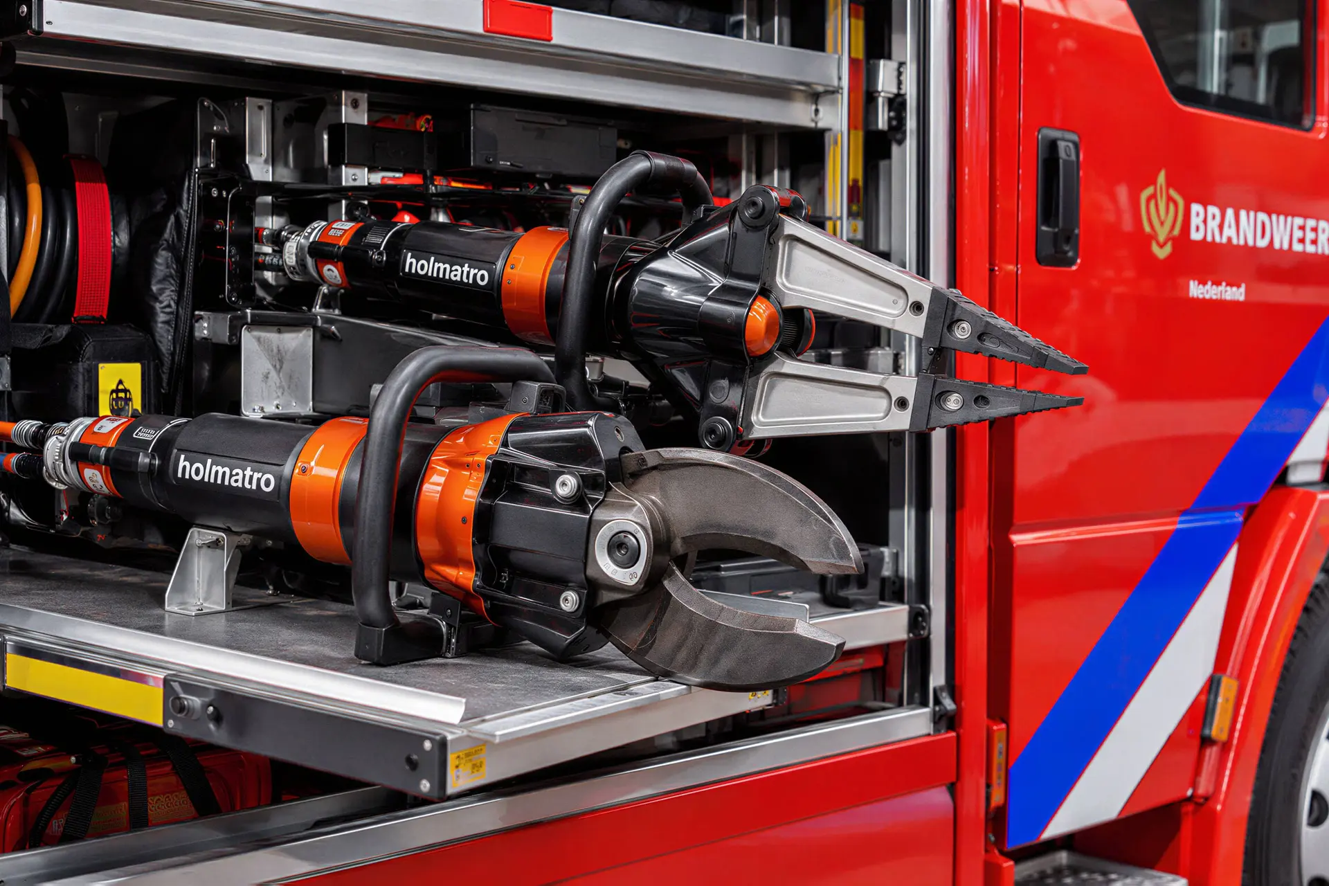 Hydraulisch reddingsgereedschap in een Nederlandse brandweerwagen.