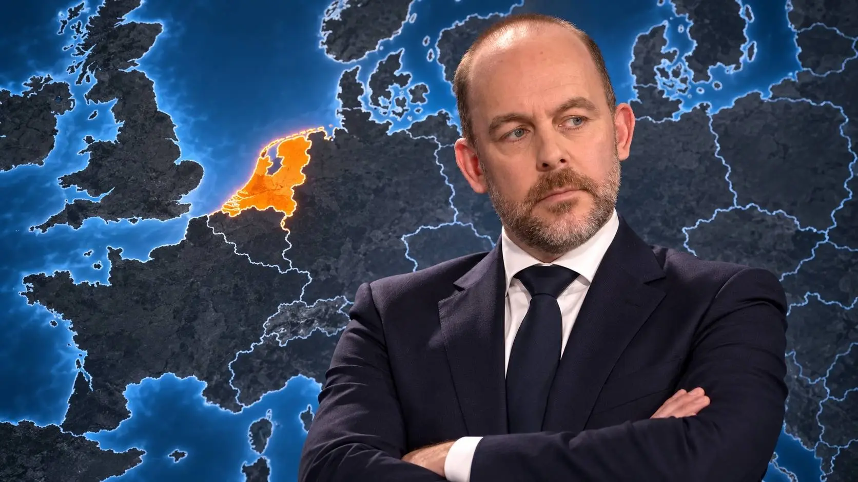 AI-illustratie van Bart van den Brink met gekruiste armen voor een Europakaart waarop Nederland fel oranje oplicht.