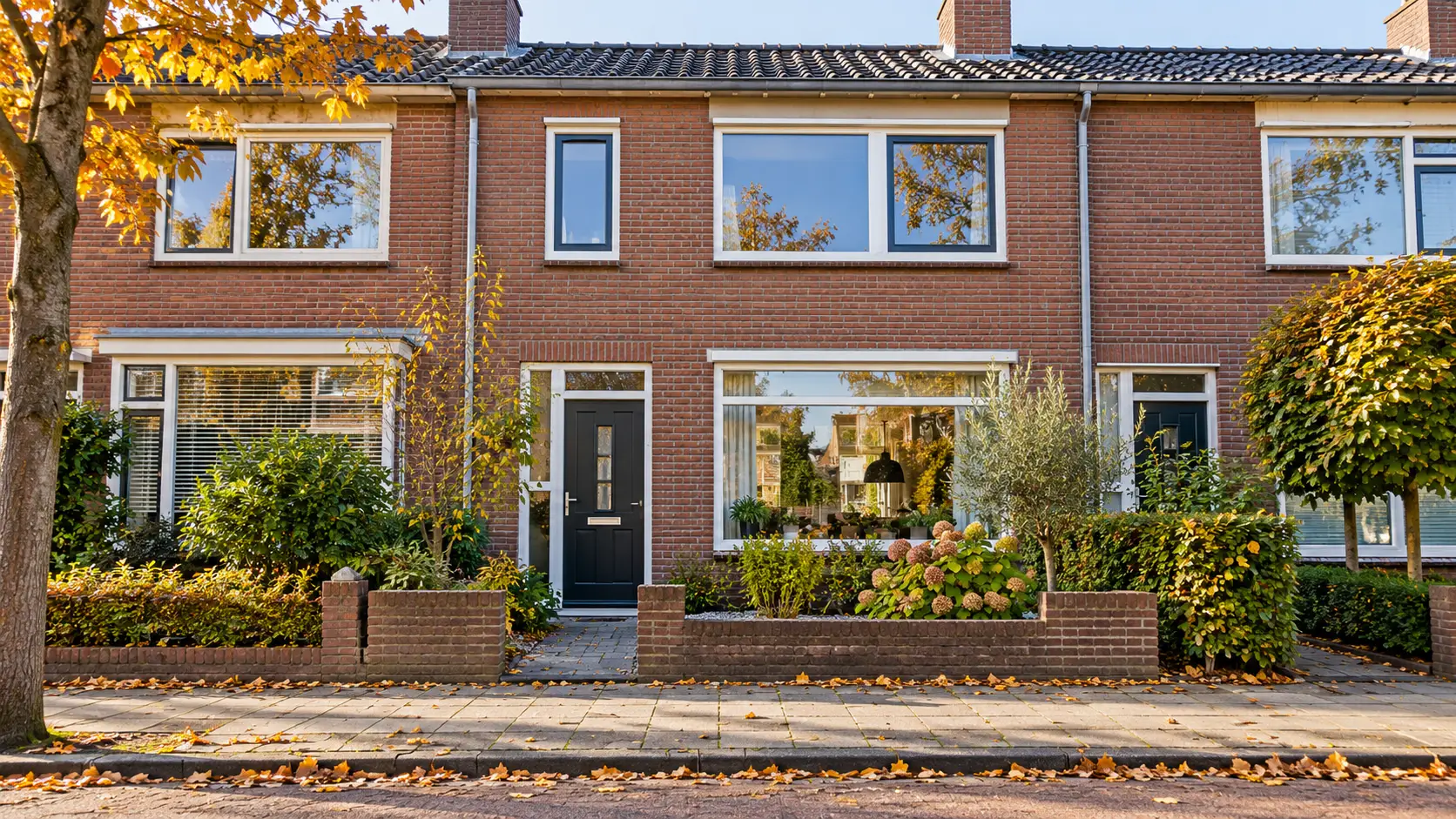 Illustratie van een Nederlandse rijwoning aan een rustige woonstraat.