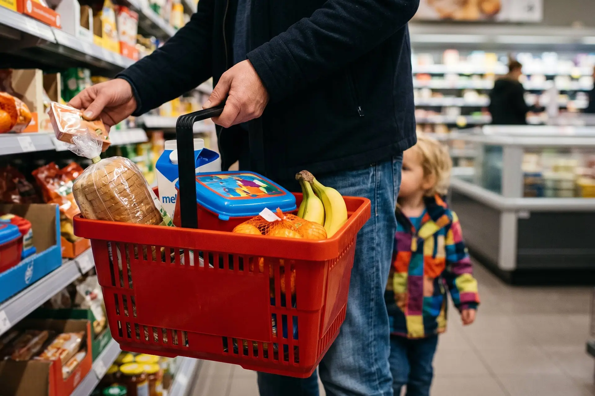 Illustratie van een ouder die boodschappen voor het gezin in een winkelmand legt.