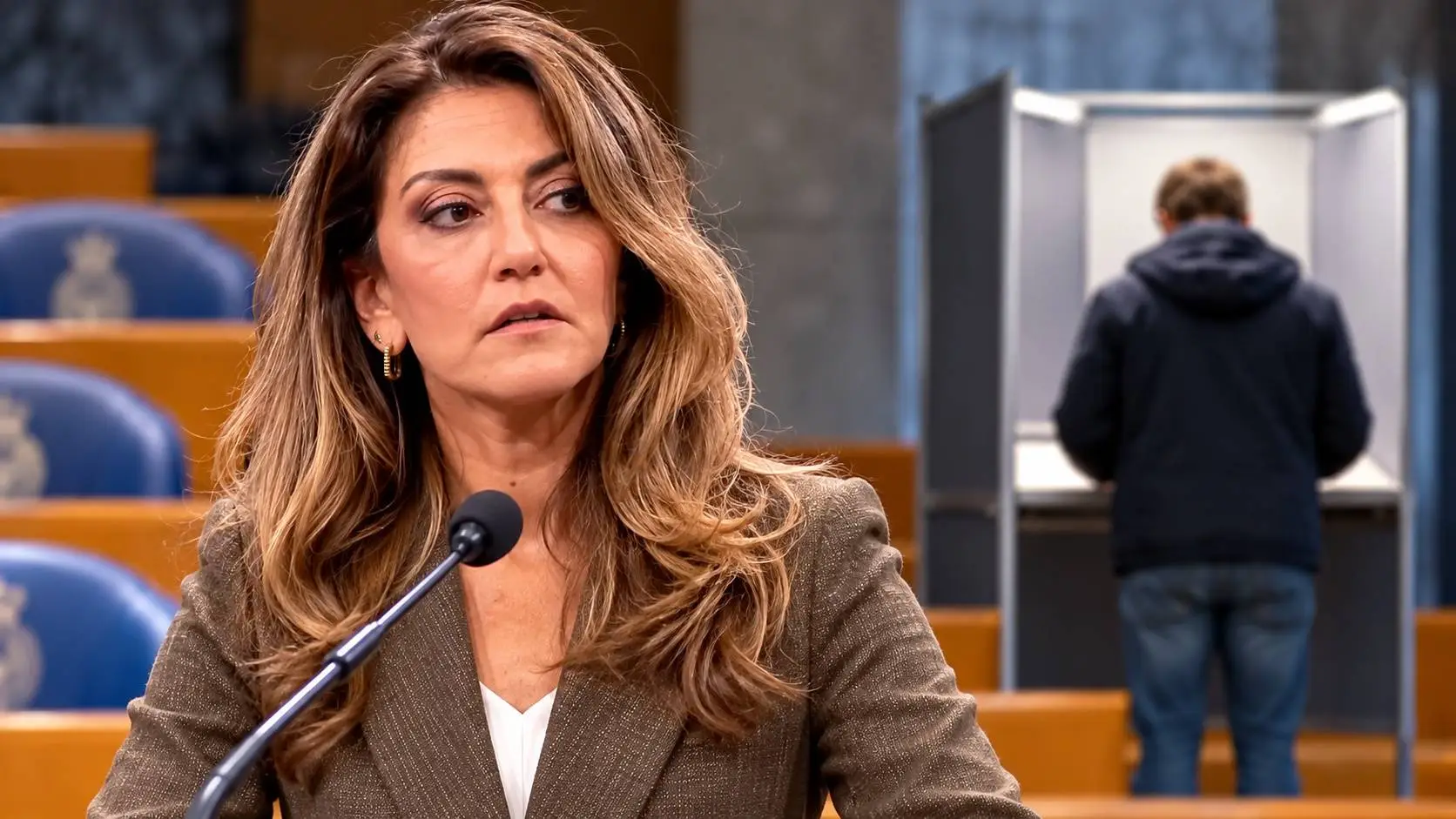 AI-illustratie van Dilan Yeşilgöz in de Tweede Kamer, met een kiezer bij een stemhokje op de achtergrond (AI-beeld).