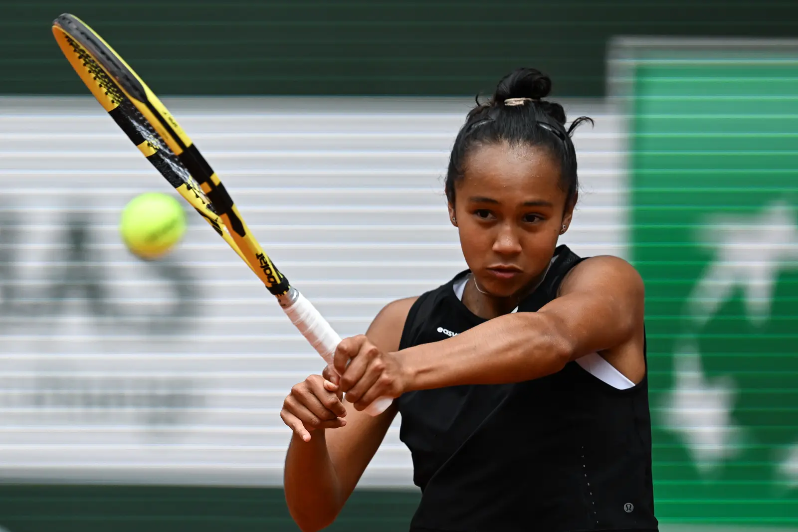 WATCH: Leylah Fernandez returns to tennis practice albeit with one healthy foot