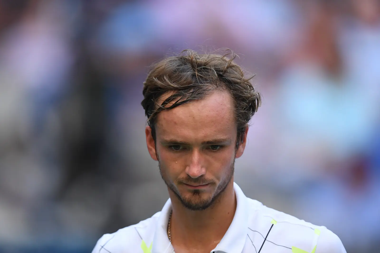 WATCH: Fan runs on court and tries to tie himself to net during final in Halle