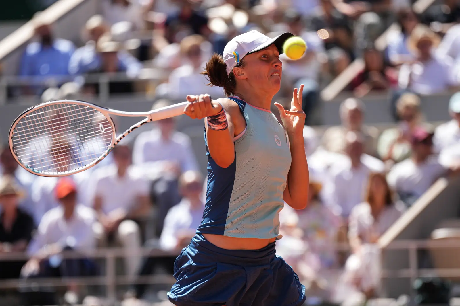 Swiatek cruises past Pegula into Roland Garros semifinals