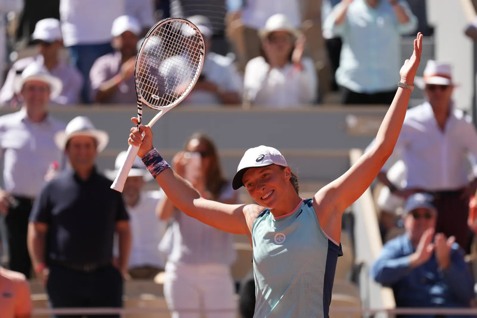 Iga Swiatek wins 2022 Stuttgart over Sabalenka