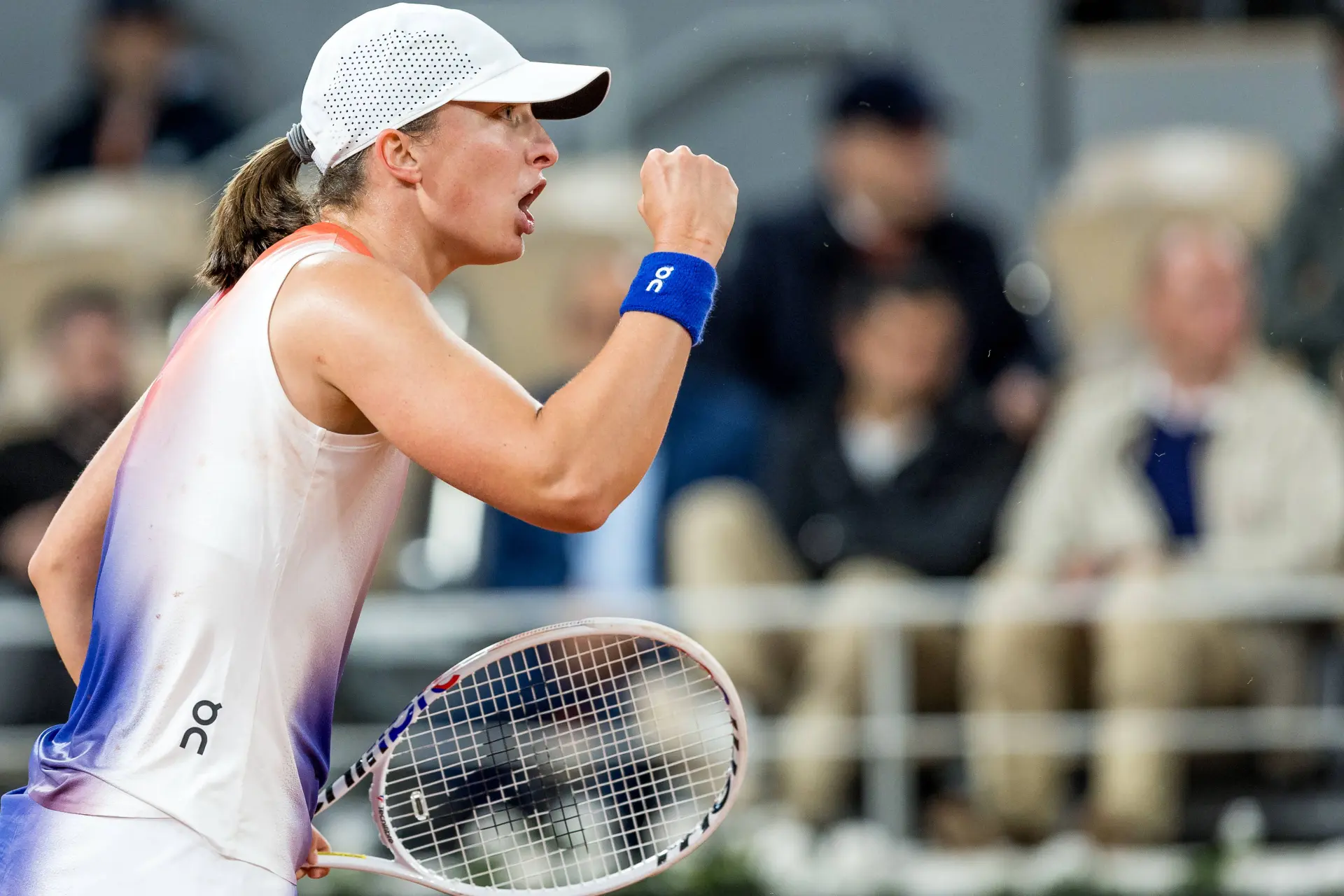 Swiatek Shows No Mercy To Vondrousova With Another Thrashing At Roland Garros