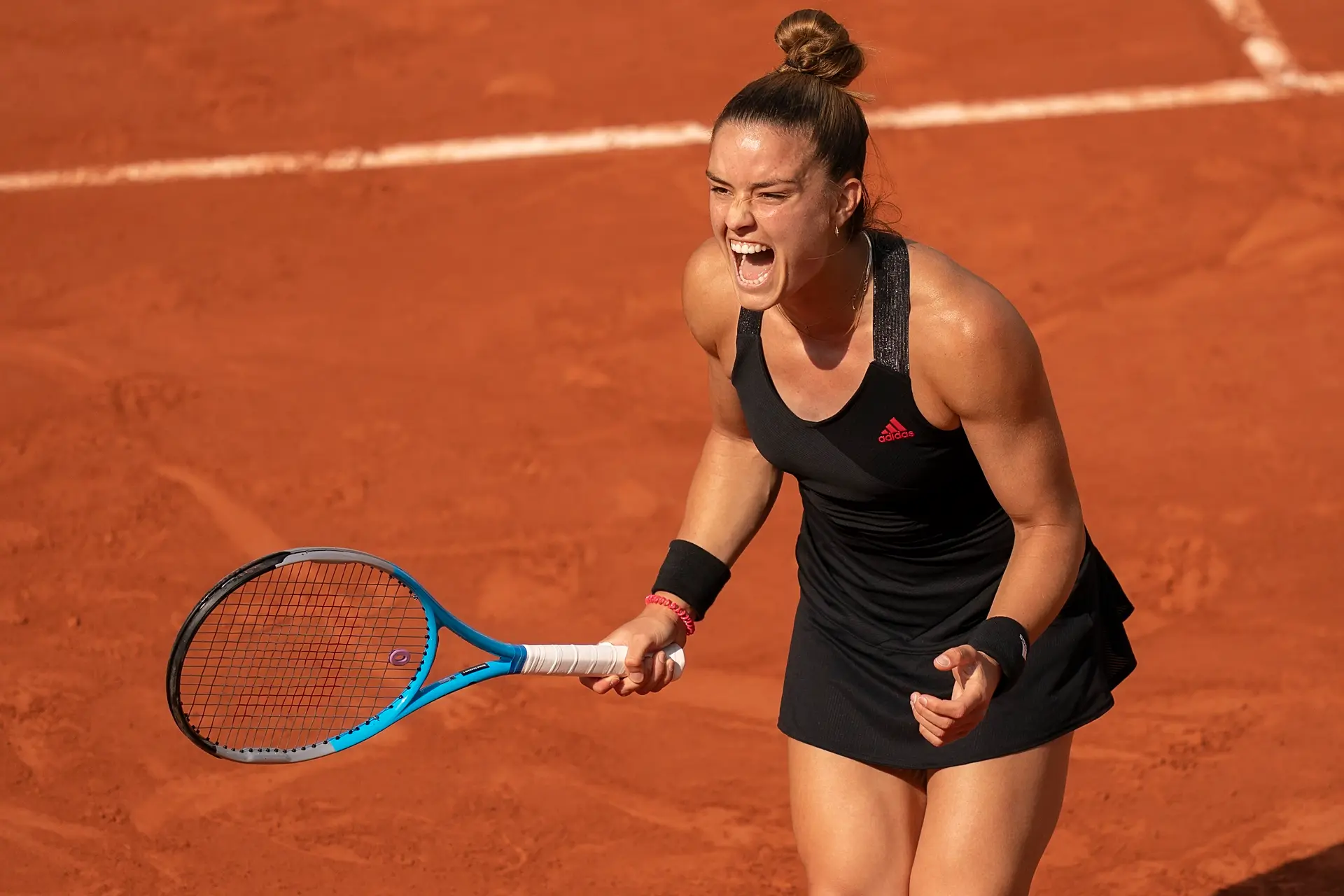 Maria Sakkari defeats 2020 Roland Garros champion Iga Swiatek and moves on to semifinal