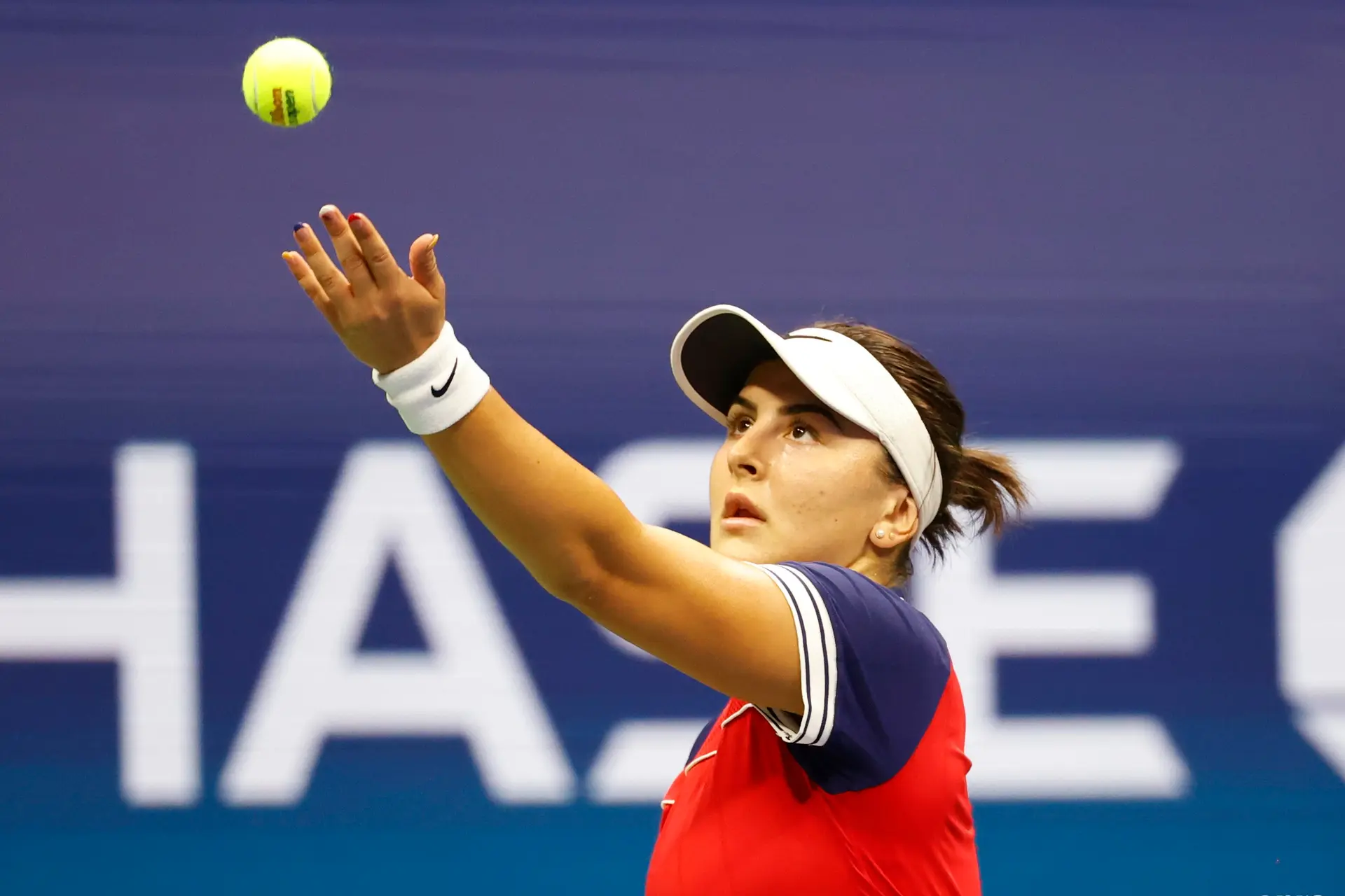 (VIDEO) Andreescu jokes after hilarious reaction to wayward serve against Kenin: "I think that caught the line tbh"