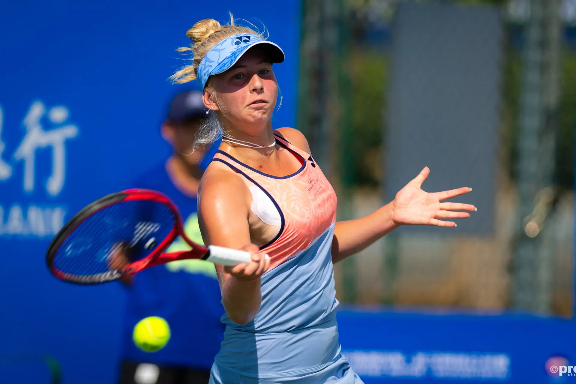 (VIDEO) Danish tennis star Clara Tauson collapsed to the ground in Guangzhou, leaving tennis court in wheelchair
