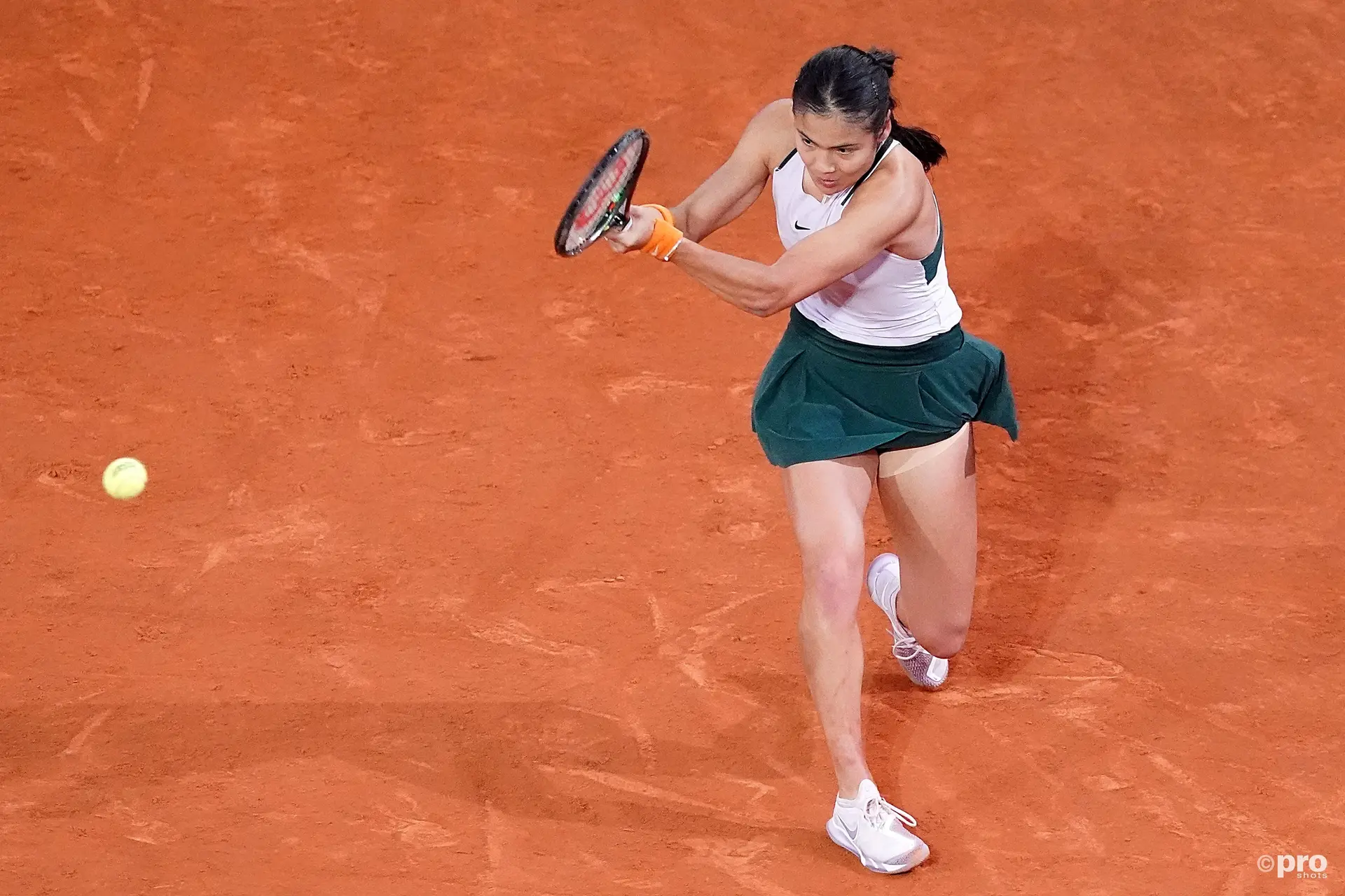Emma Raducanu aprecia os desafios do court de terra batida e o regresso à Taça Billie Jean King: "Adoro movimentar-me no saibro, acho-o muito divertido"