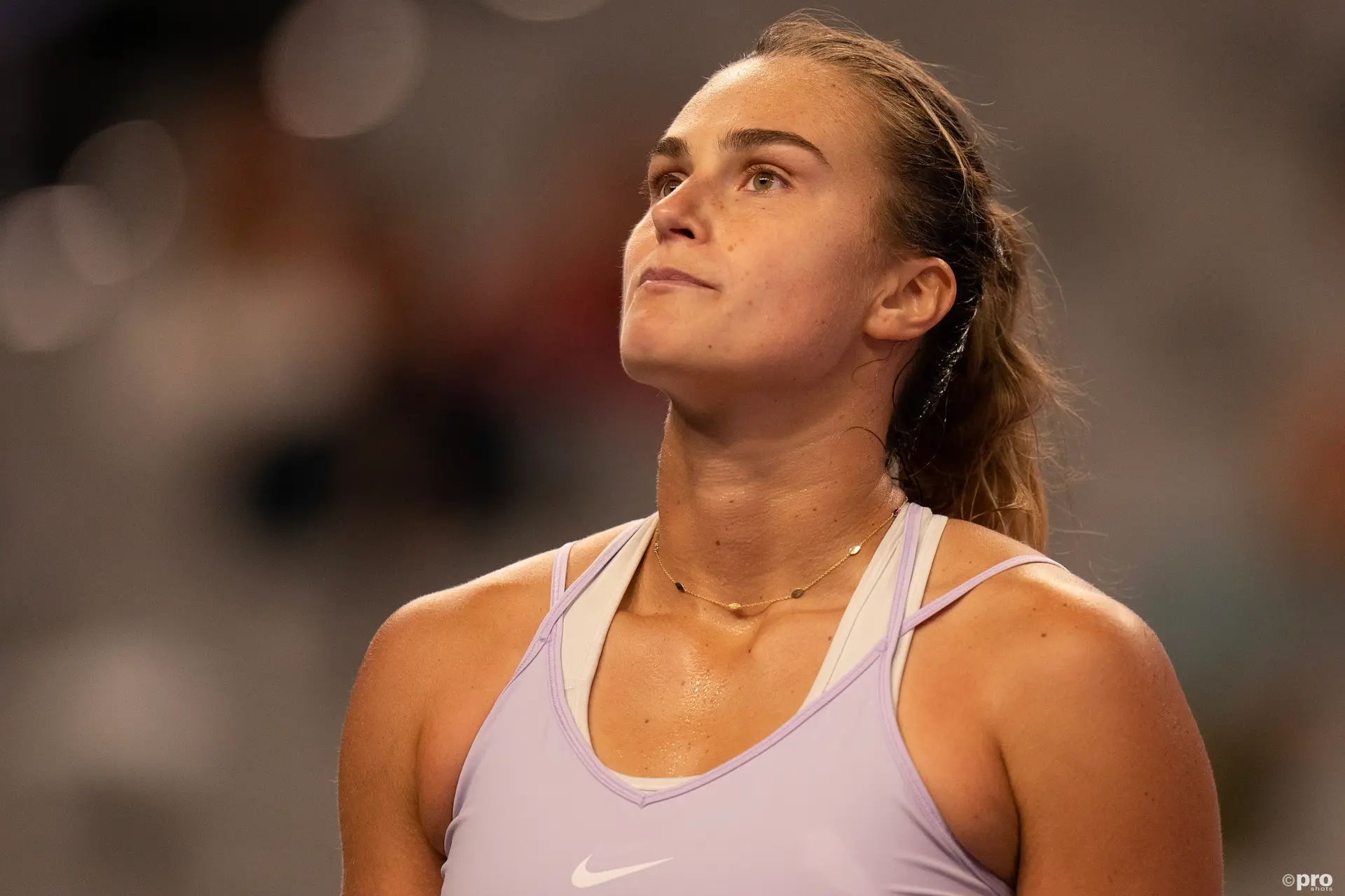 Aryna Sabalenka lamenta a fraca exibição no regresso ao ténis no Dubai após a surpreendente eliminação perante Vekic: "As condições aqui não me assentam nada bem"