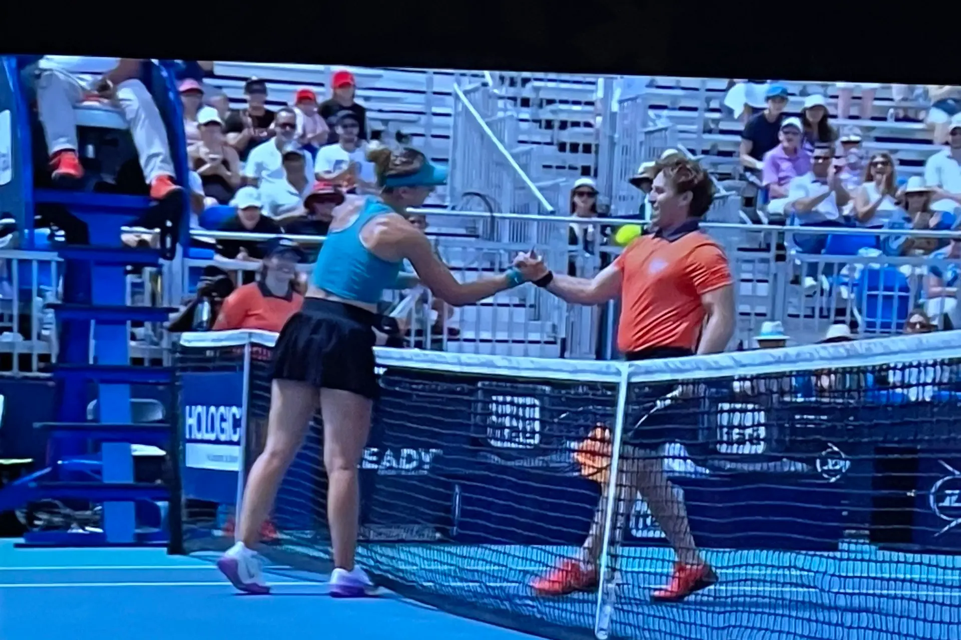 VIDEO: Badosa verbringt die medizinische Auszeit von Siegemund mit dem Balljungen in einem ereignisreichen Miami Open-Kampf