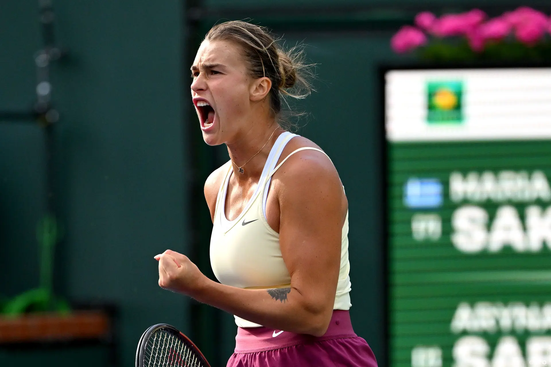 Die neue Weltranglistenerste Sabalenka zeigt sich glamourös und besucht die Veranstaltung der Vogue World London