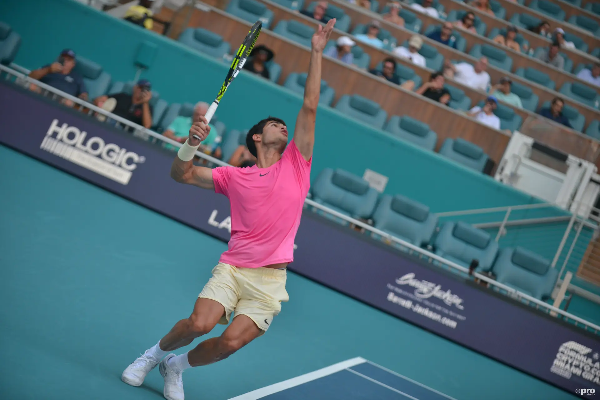 Open de Miami já sofreu alterações devido à chuva e só deverá ser jogado ao início da noite, com 45 jogos por concluir