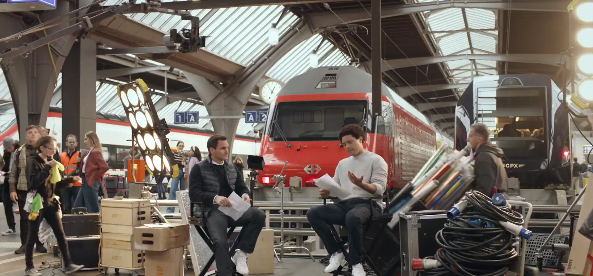 (VIDEO) "Seine schauspielerischen Fähigkeiten haben sich tatsächlich...verbessert": Federer-Werbespot "Grand Train Tour of Switzerland" mit Trevor Noah ausgestrahlt