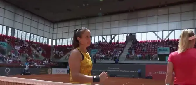 (VIDEO) Kein Handschlag zwischen Kasatkina und Tsurenko inmitten der russisch-ukrainischen Spannungen, stattdessen ein einfaches Winken