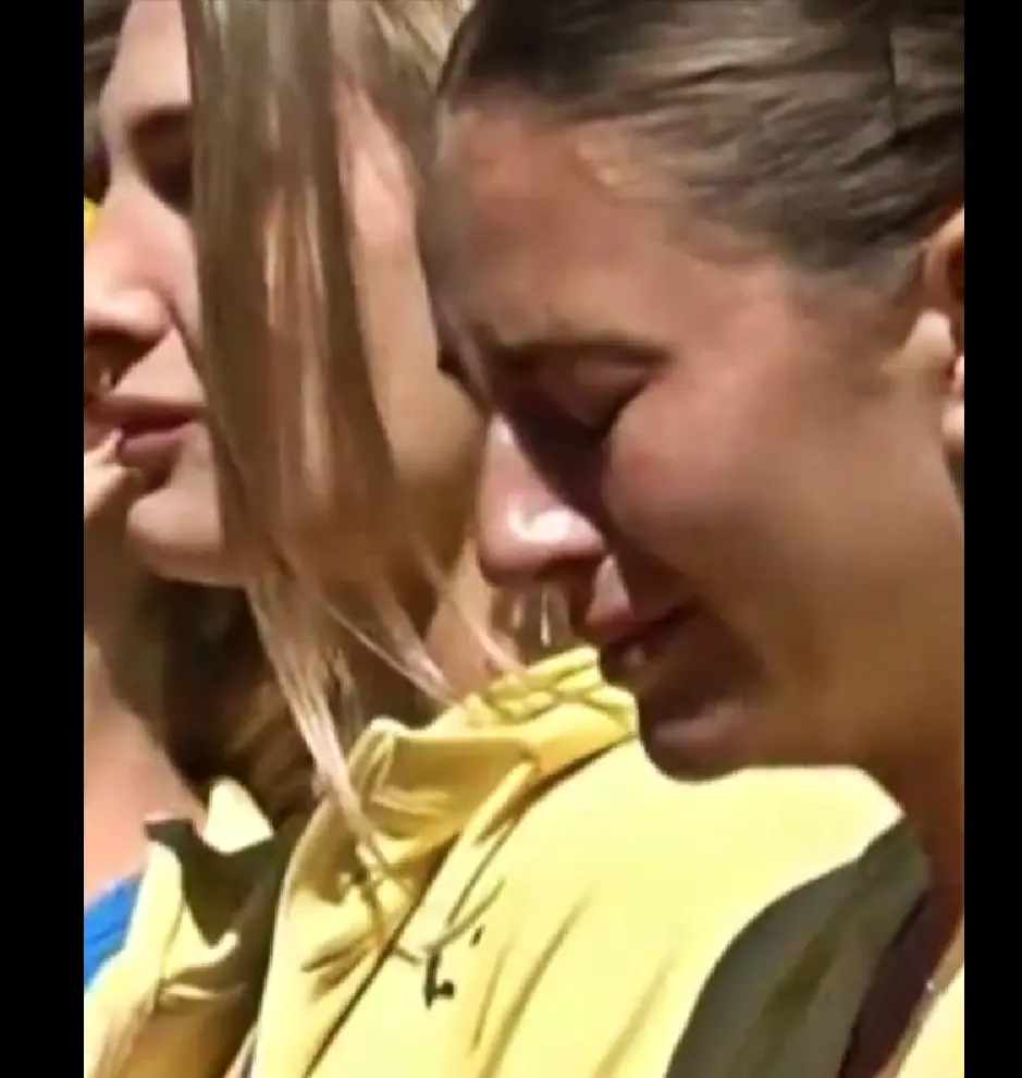 Vídeo: Desgarrador momento en el que Kostyuk rompe a llorar cantando el himno ucraniano en la Copa Billie Jean King